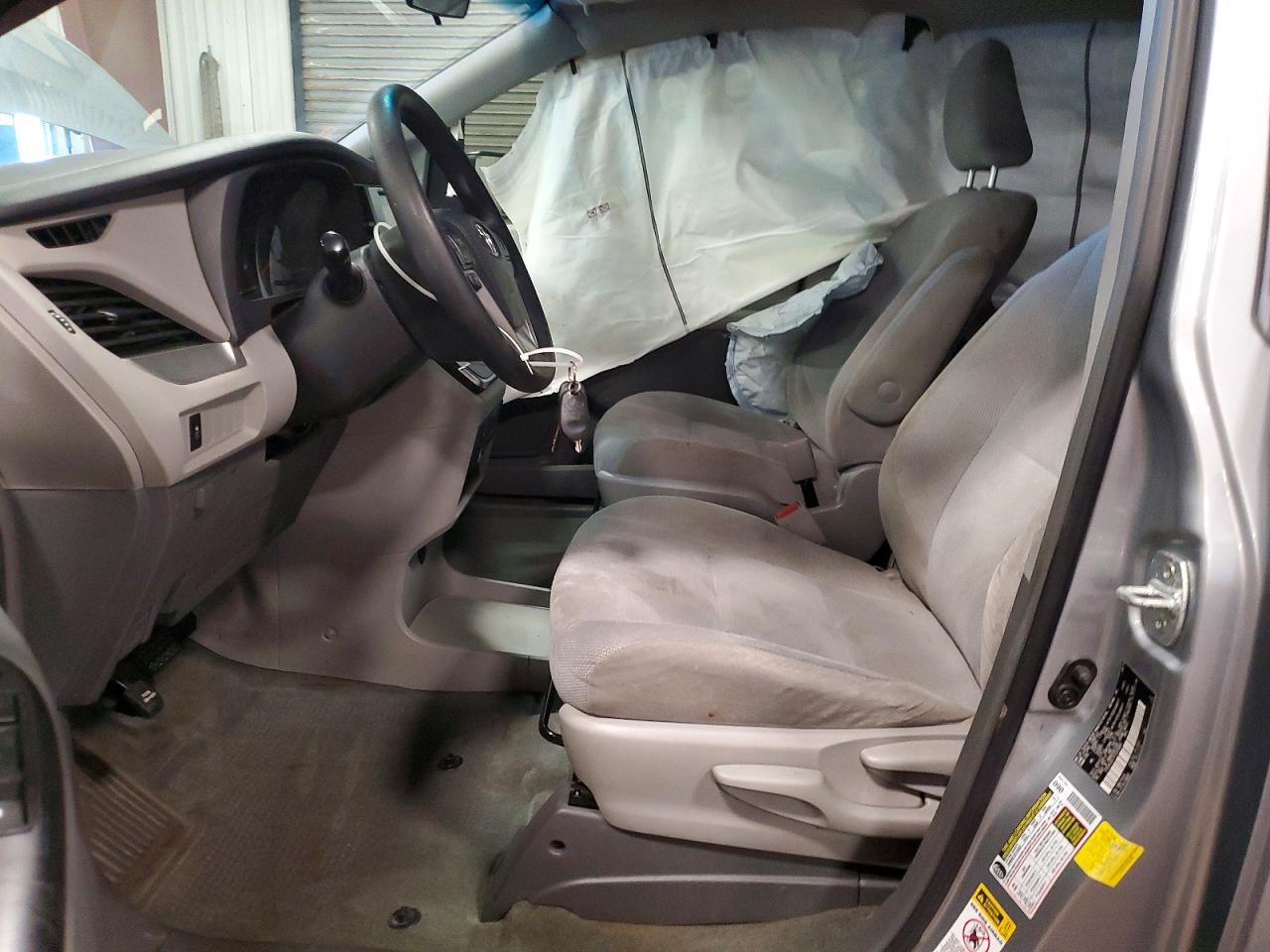 2015 Toyota Sienna L 7-passenger Серебряный vin: 5TDZK3DC1FS529986