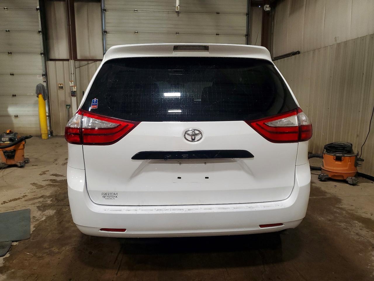 2015 Toyota Sienna L 7-passenger White vin: 5TDZK3DC1FS563362