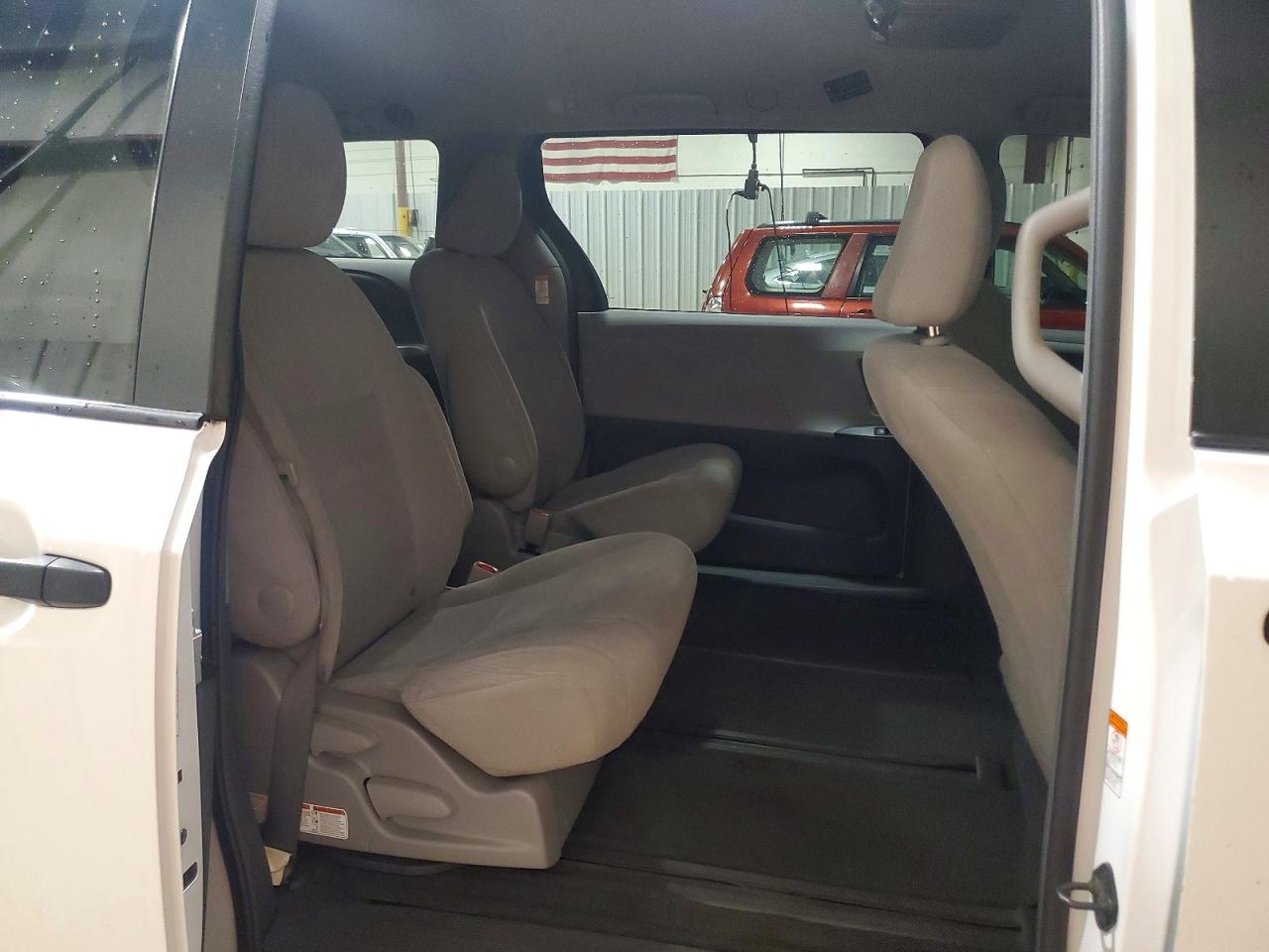 2015 Toyota Sienna L 7-passenger White vin: 5TDZK3DC1FS563362