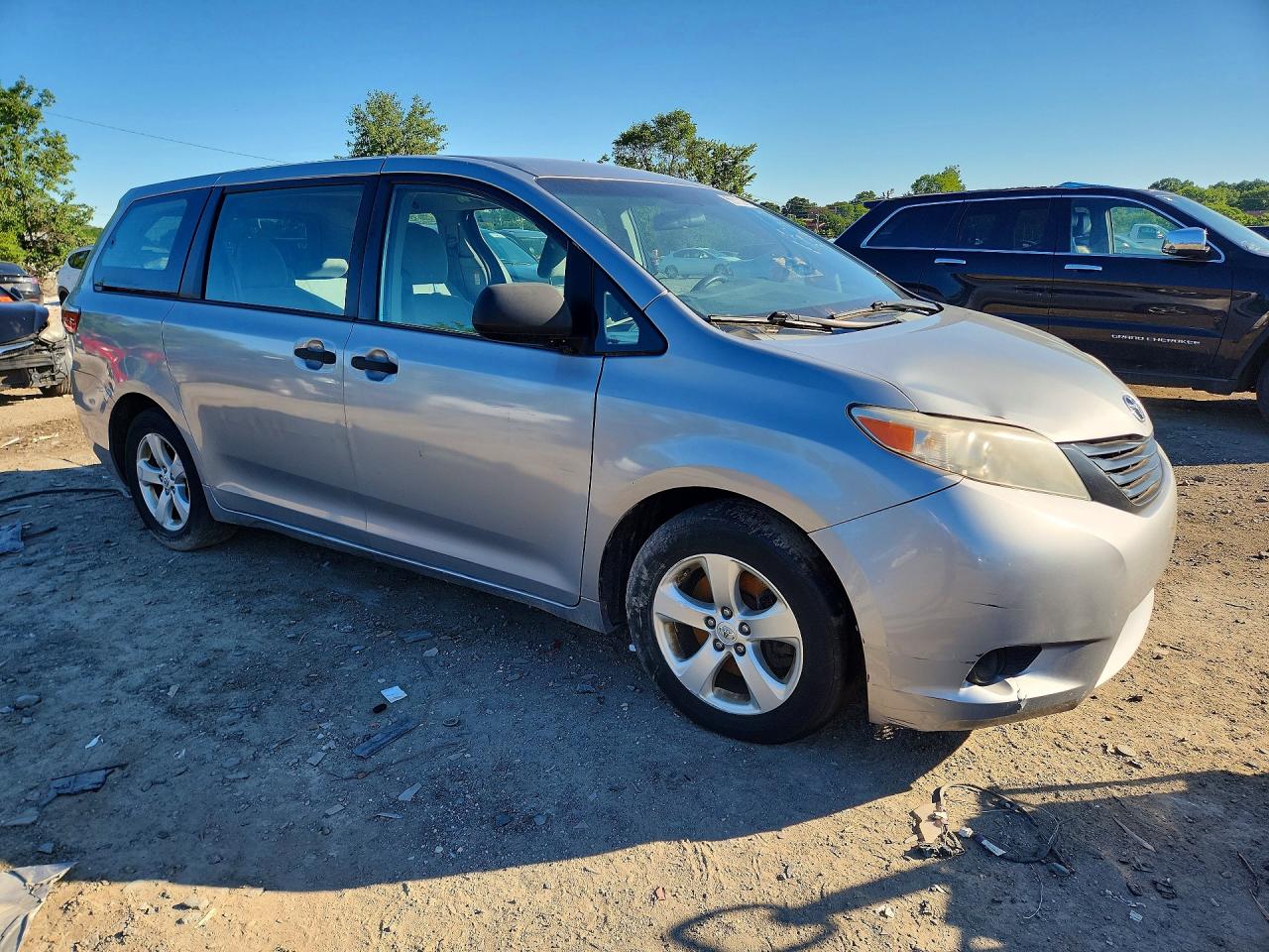 2015 Toyota Sienna L 7-passenger Silver vin: 5TDZK3DC1FS659038