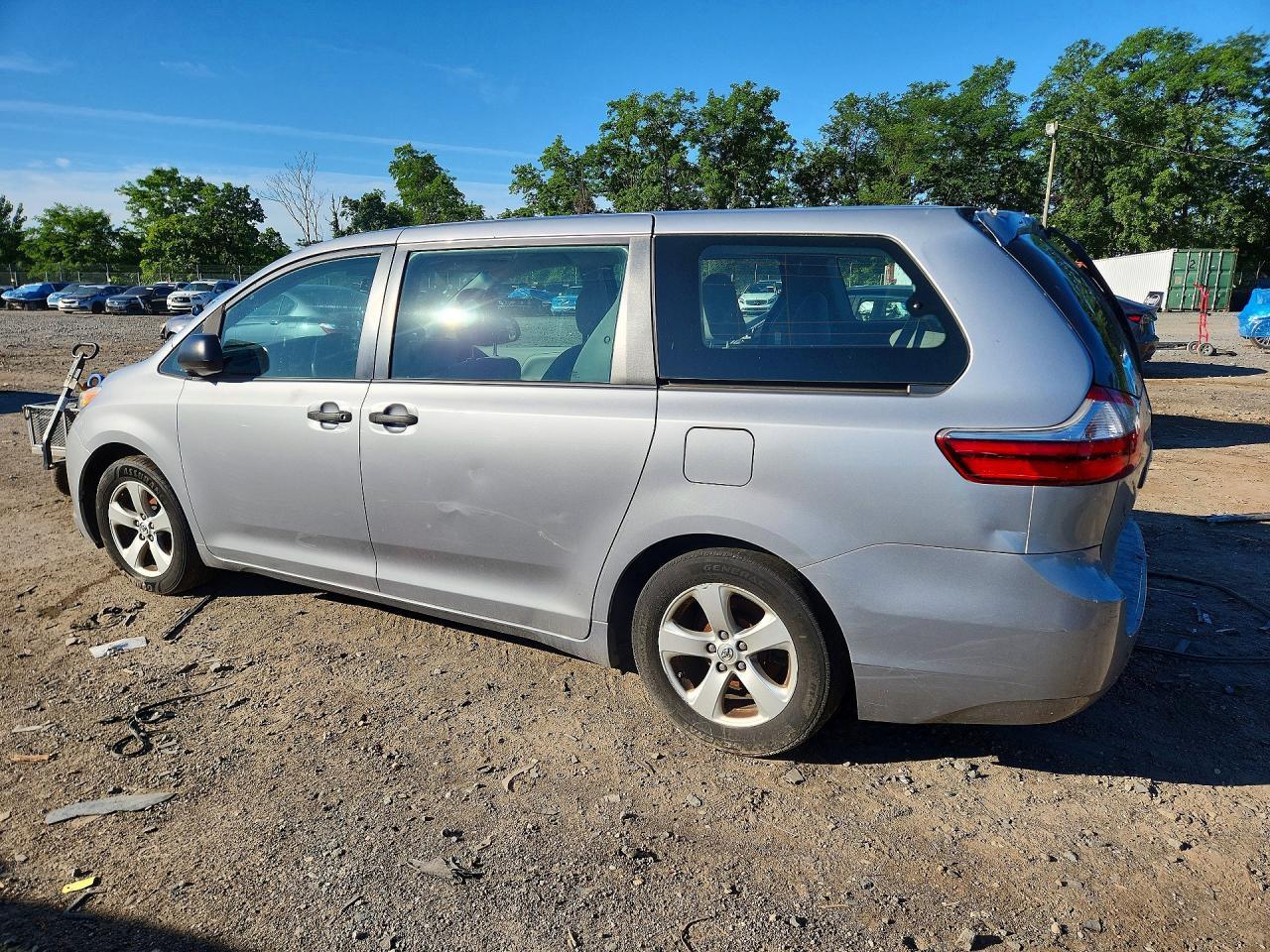 2015 Toyota Sienna L 7-passenger Silver vin: 5TDZK3DC1FS659038