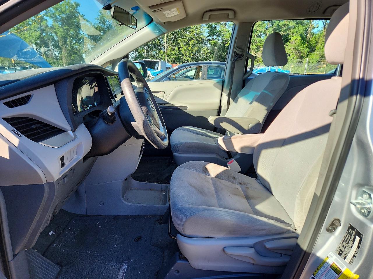 2015 Toyota Sienna L 7-passenger Silver vin: 5TDZK3DC1FS659038