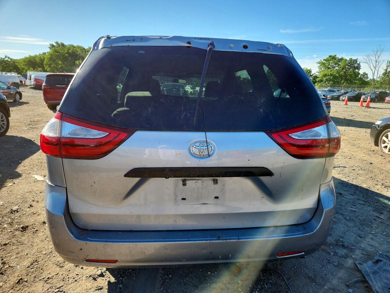 2015 Toyota Sienna L 7-passenger Silver vin: 5TDZK3DC1FS659038