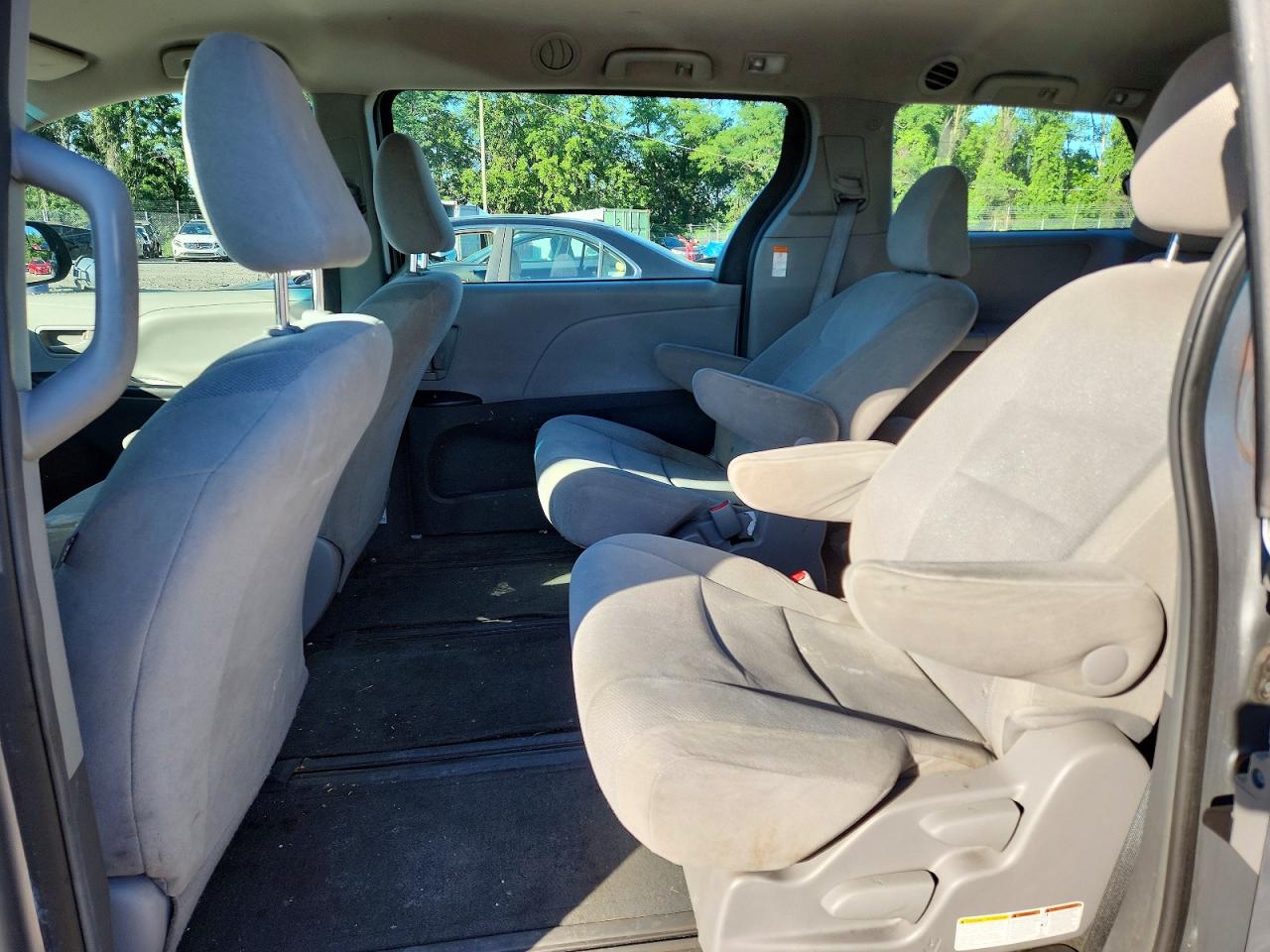 2015 Toyota Sienna L 7-passenger Silver vin: 5TDZK3DC1FS659038