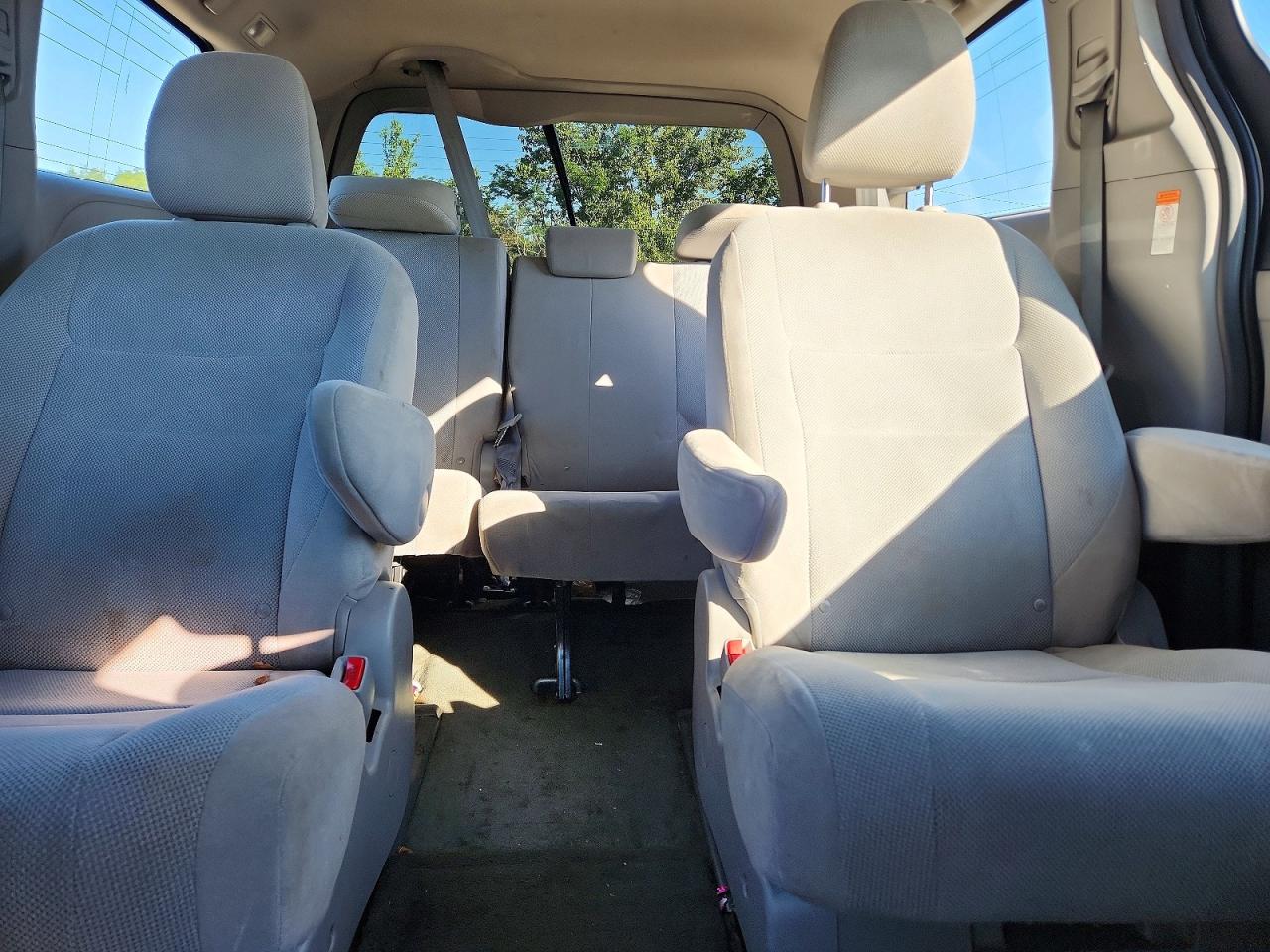 2015 Toyota Sienna L 7-passenger Silver vin: 5TDZK3DC1FS659038