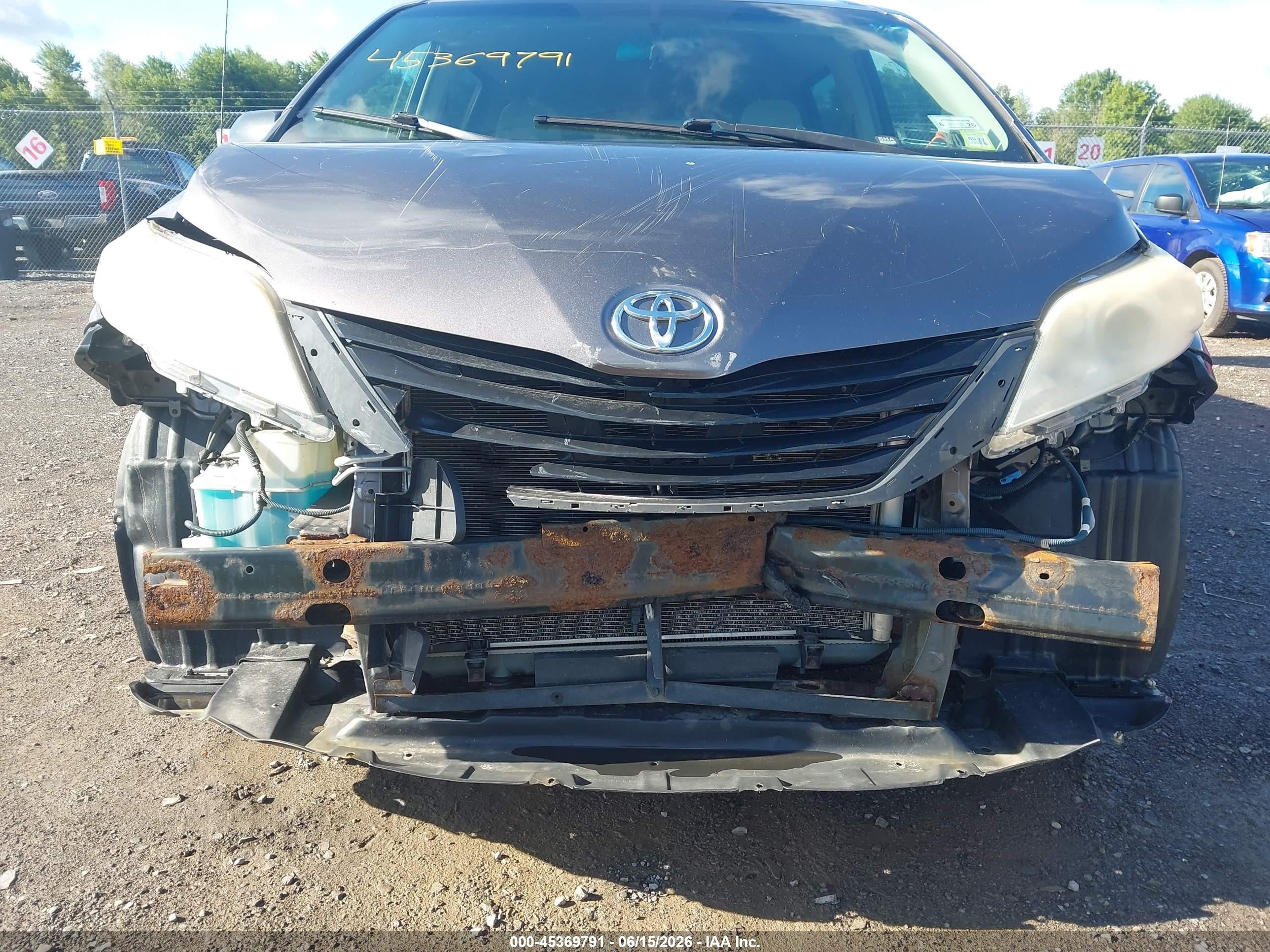 2011 Toyota Sienna Base V6 Gray vin: 5TDZK3DC2BS010844