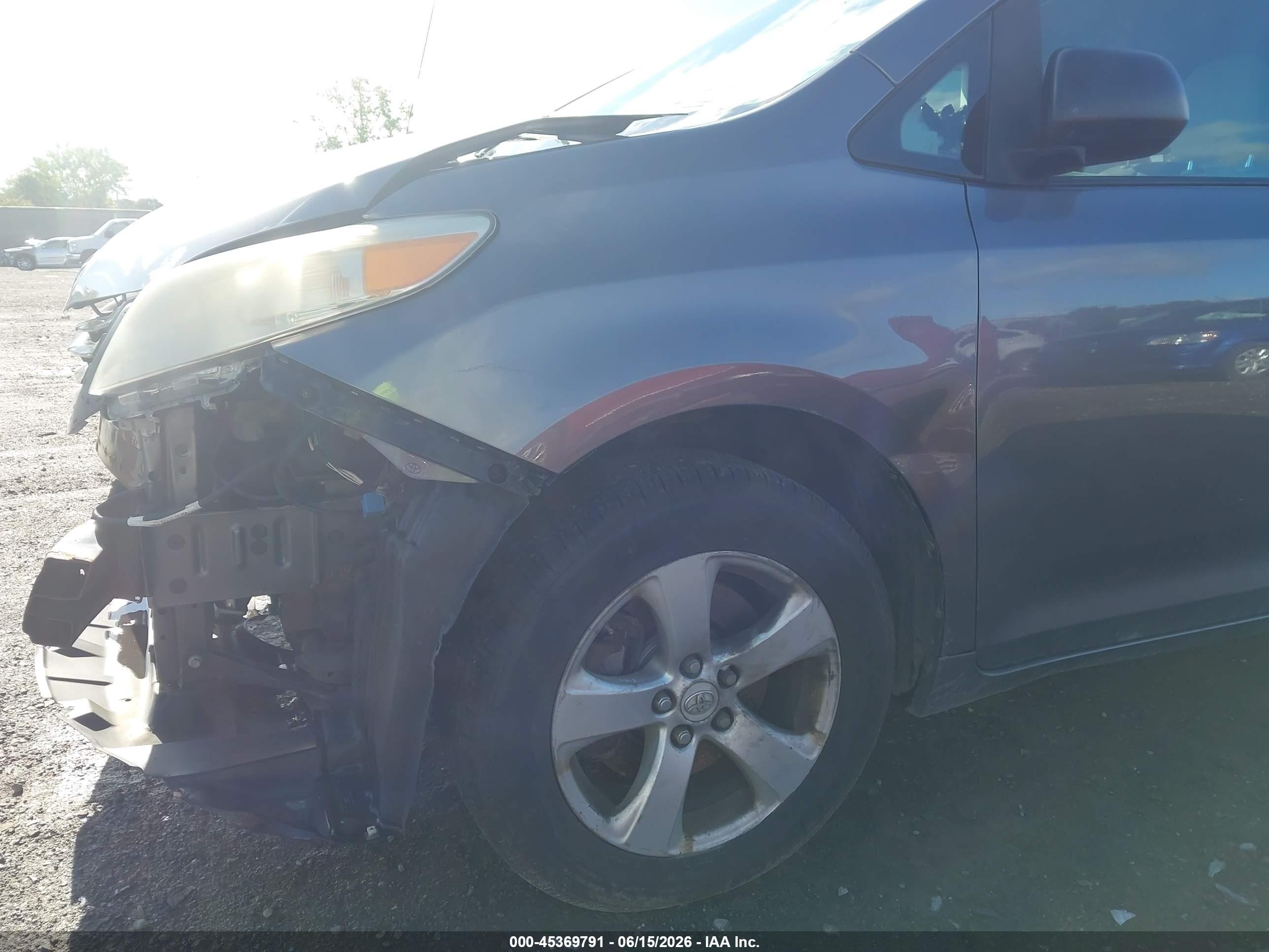 2011 Toyota Sienna Base V6 Gray vin: 5TDZK3DC2BS010844