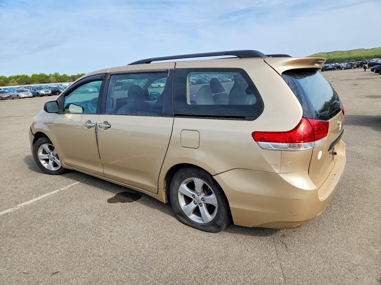 2011 Toyota Sienna Tan vin: 5TDZK3DC2BS078206