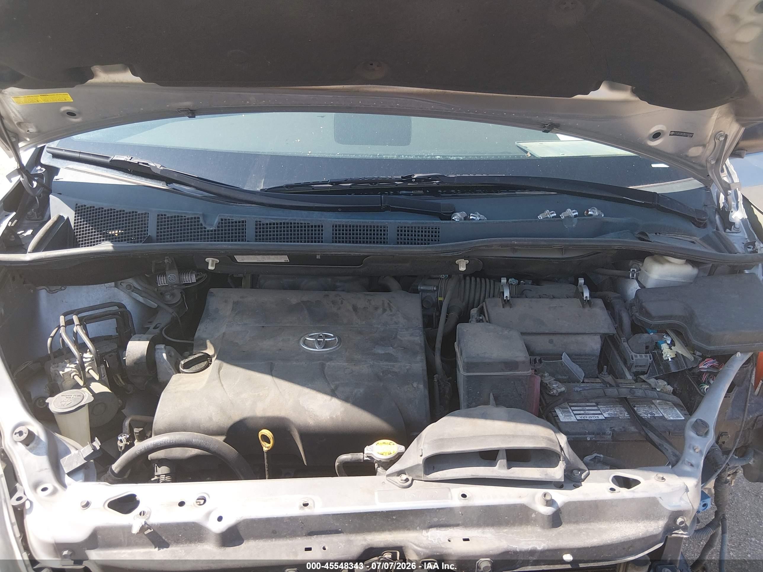 2011 Toyota Sienna Base V6 Silver vin: 5TDZK3DC2BS112287