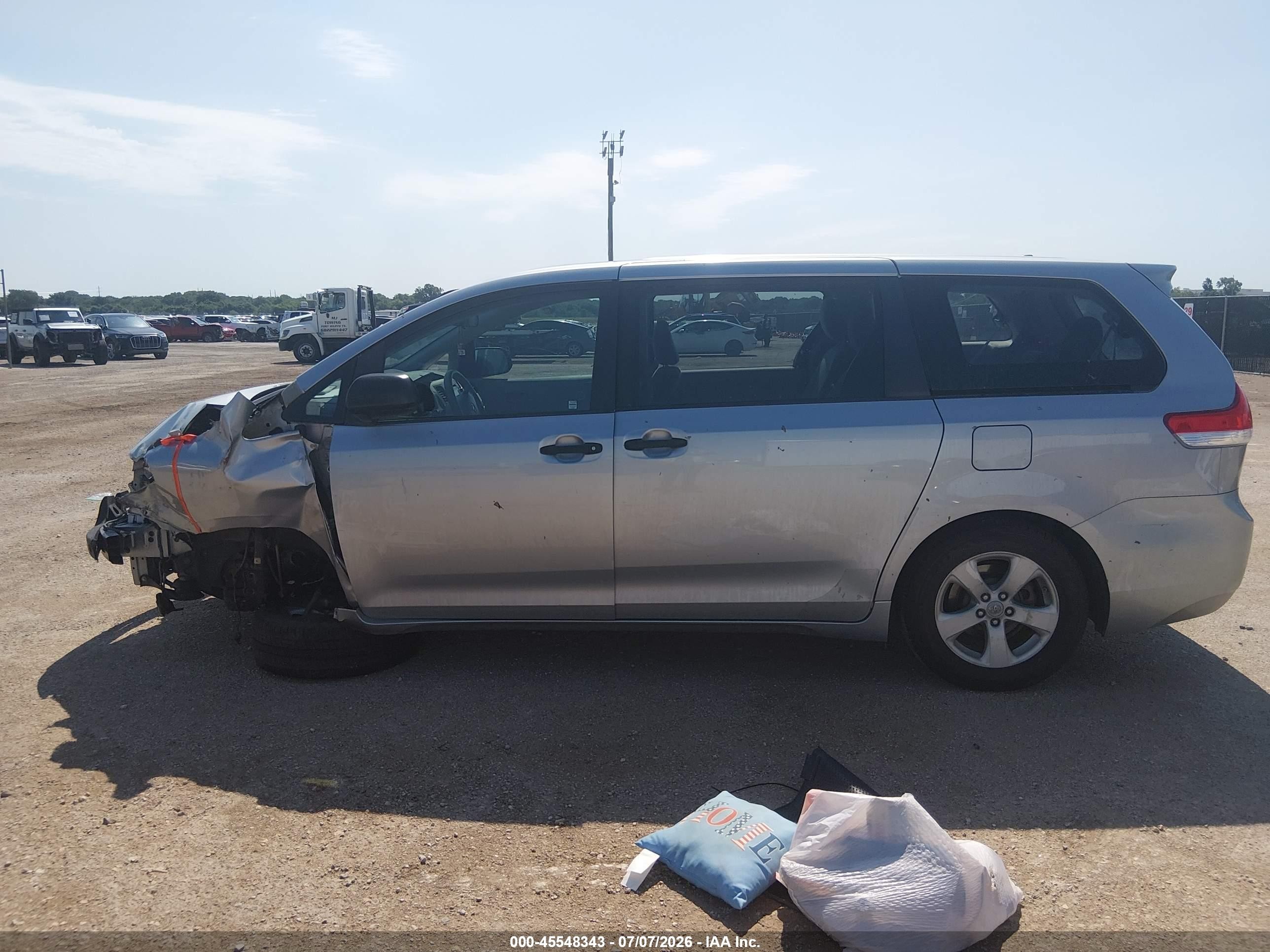 2011 Toyota Sienna Base V6 Silver vin: 5TDZK3DC2BS112287
