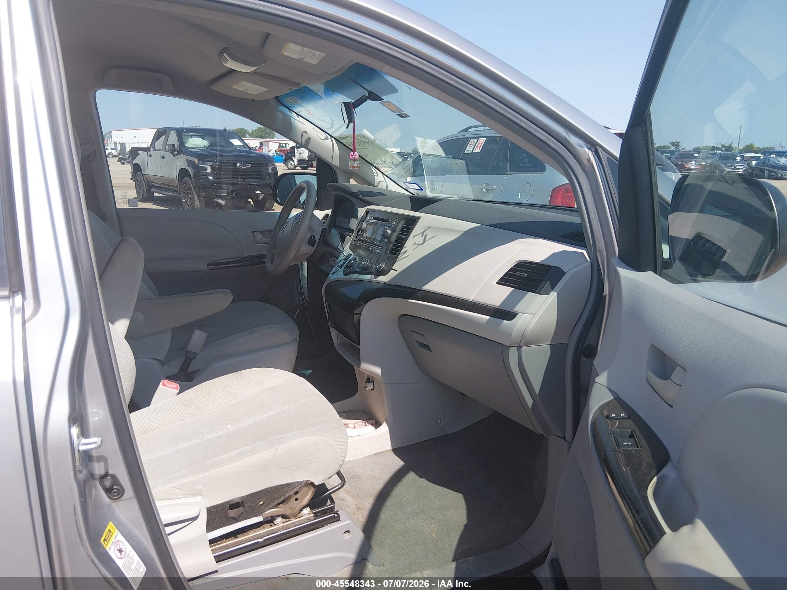 2011 Toyota Sienna Base V6 Silver vin: 5TDZK3DC2BS112287