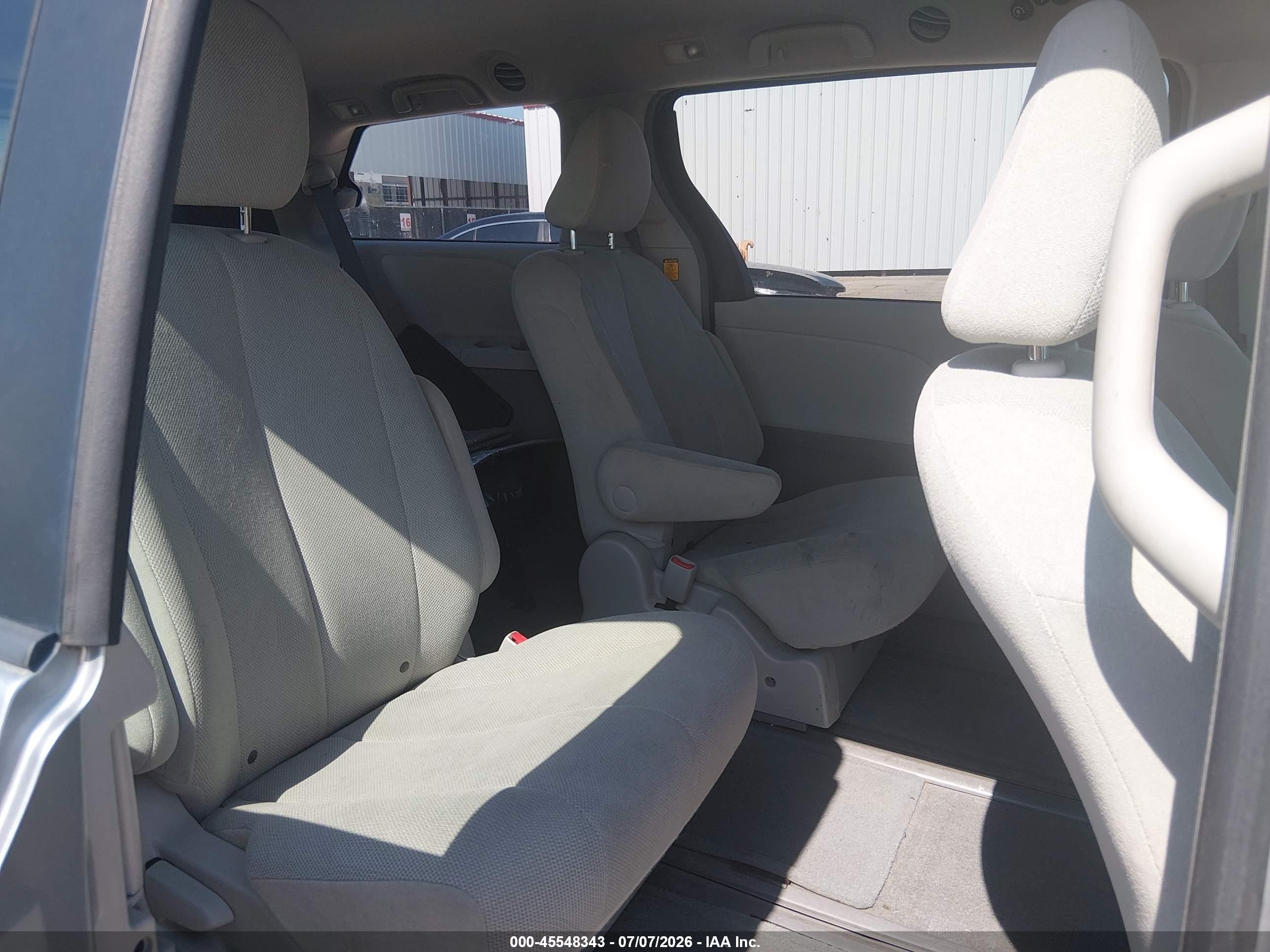 2011 Toyota Sienna Base V6 Silver vin: 5TDZK3DC2BS112287