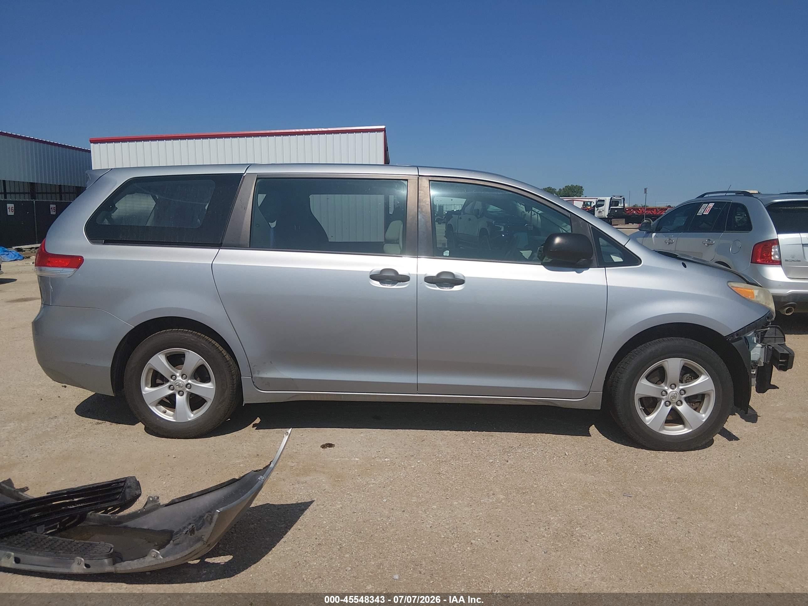2011 Toyota Sienna Base V6 Silver vin: 5TDZK3DC2BS112287