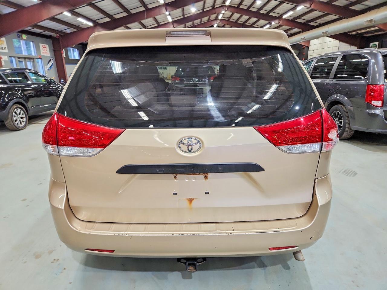 2012 Toyota Sienna Base 7-passenger Beige vin: 5TDZK3DC2CS182597