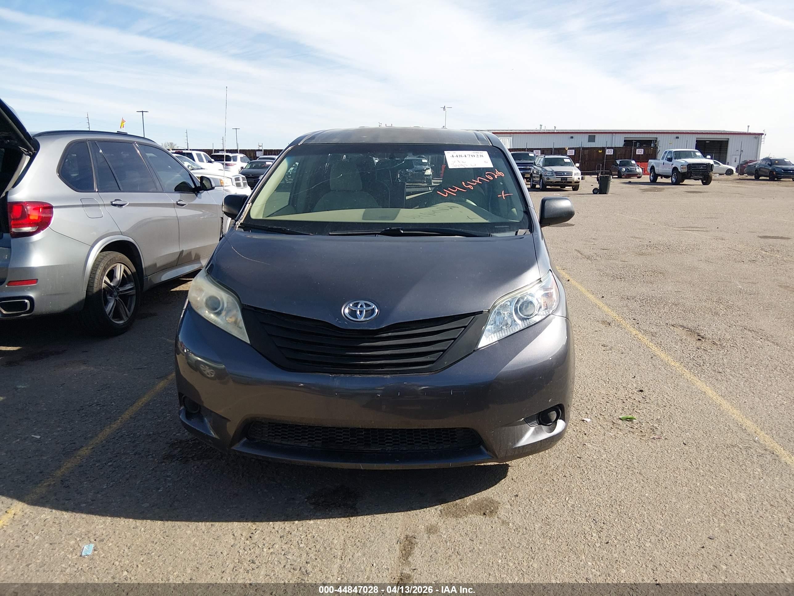 2012 Toyota Sienna Base V6 7 Passenger Gray vin: 5TDZK3DC2CS199982
