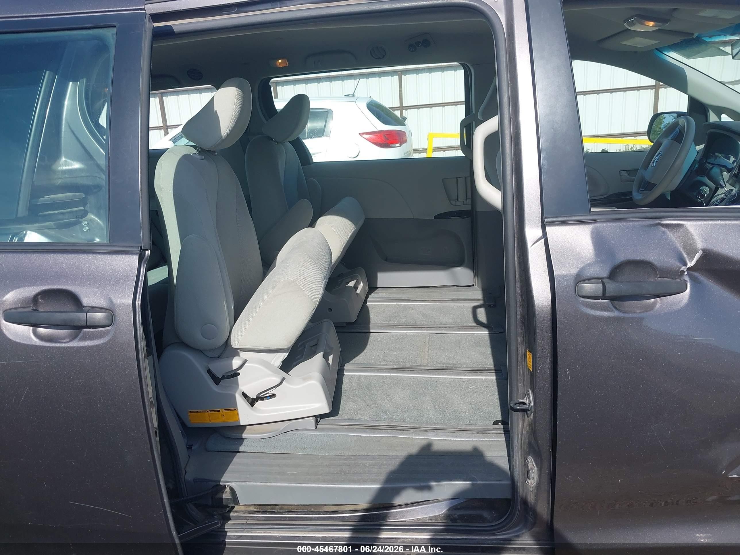 2012 Toyota Sienna Base V6 7 Passenger Серый vin: 5TDZK3DC2CS246301