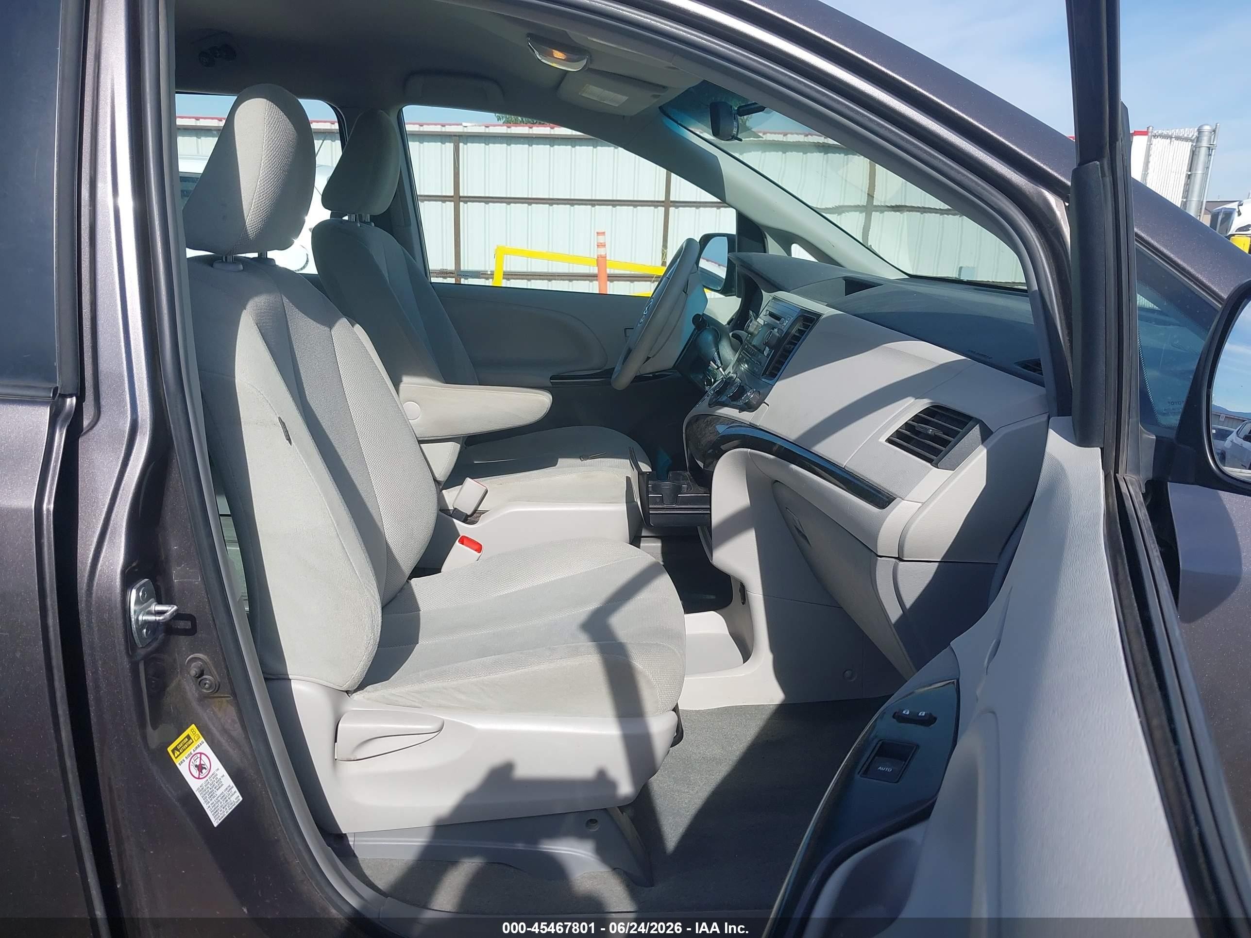 2012 Toyota Sienna Base V6 7 Passenger Серый vin: 5TDZK3DC2CS246301