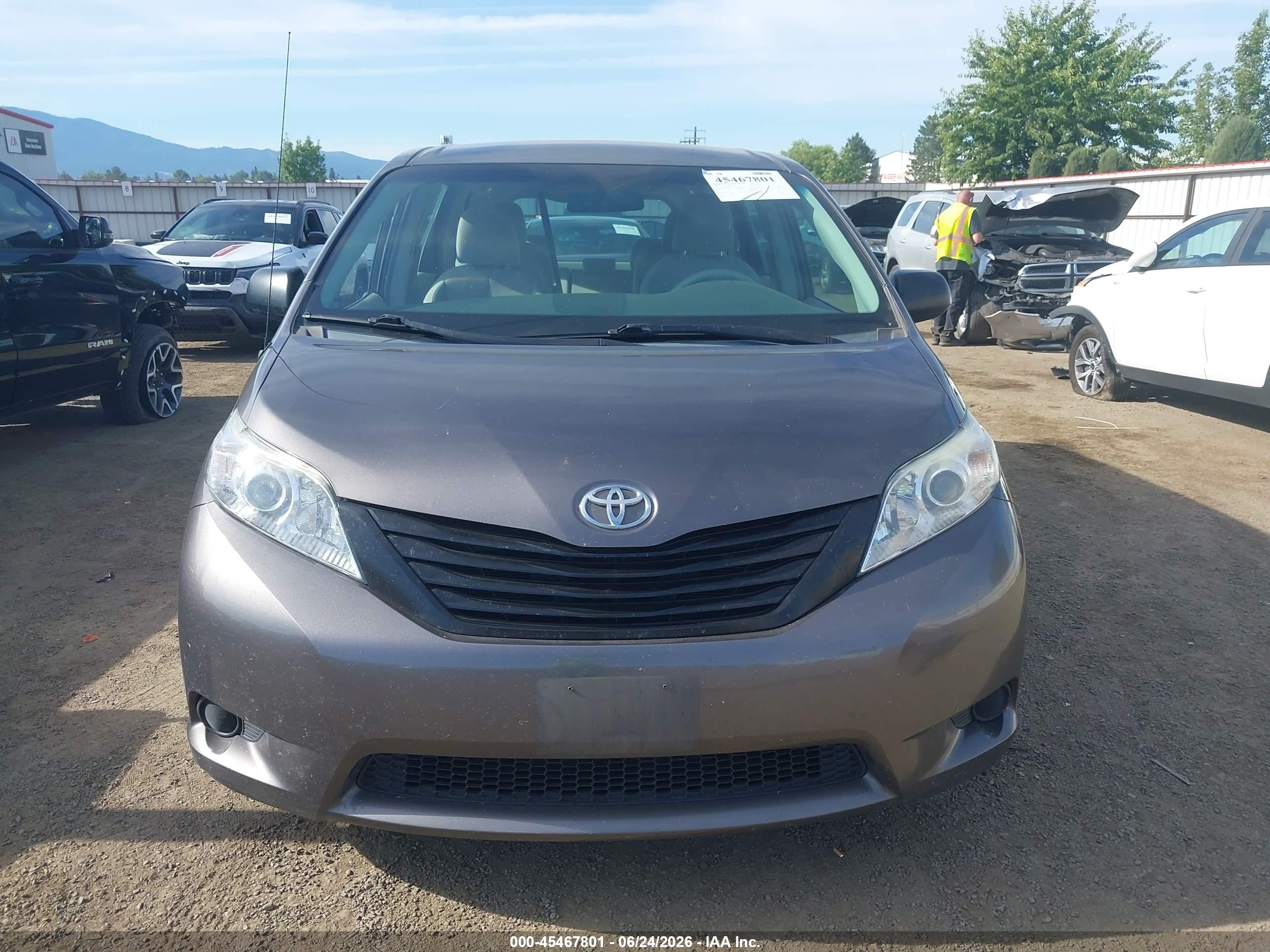 2012 Toyota Sienna Base V6 7 Passenger Серый vin: 5TDZK3DC2CS246301