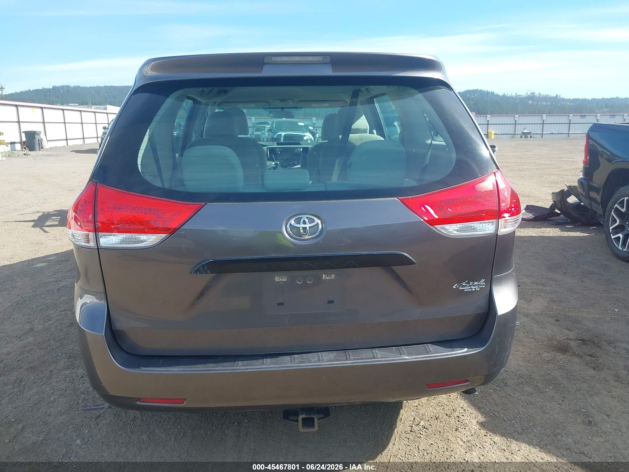 2012 Toyota Sienna Base V6 7 Passenger Серый vin: 5TDZK3DC2CS246301