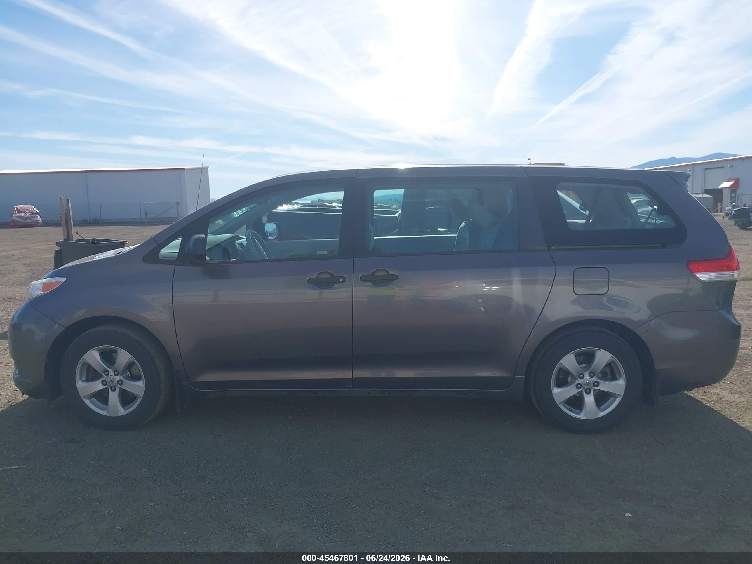 2012 Toyota Sienna Base V6 7 Passenger Серый vin: 5TDZK3DC2CS246301
