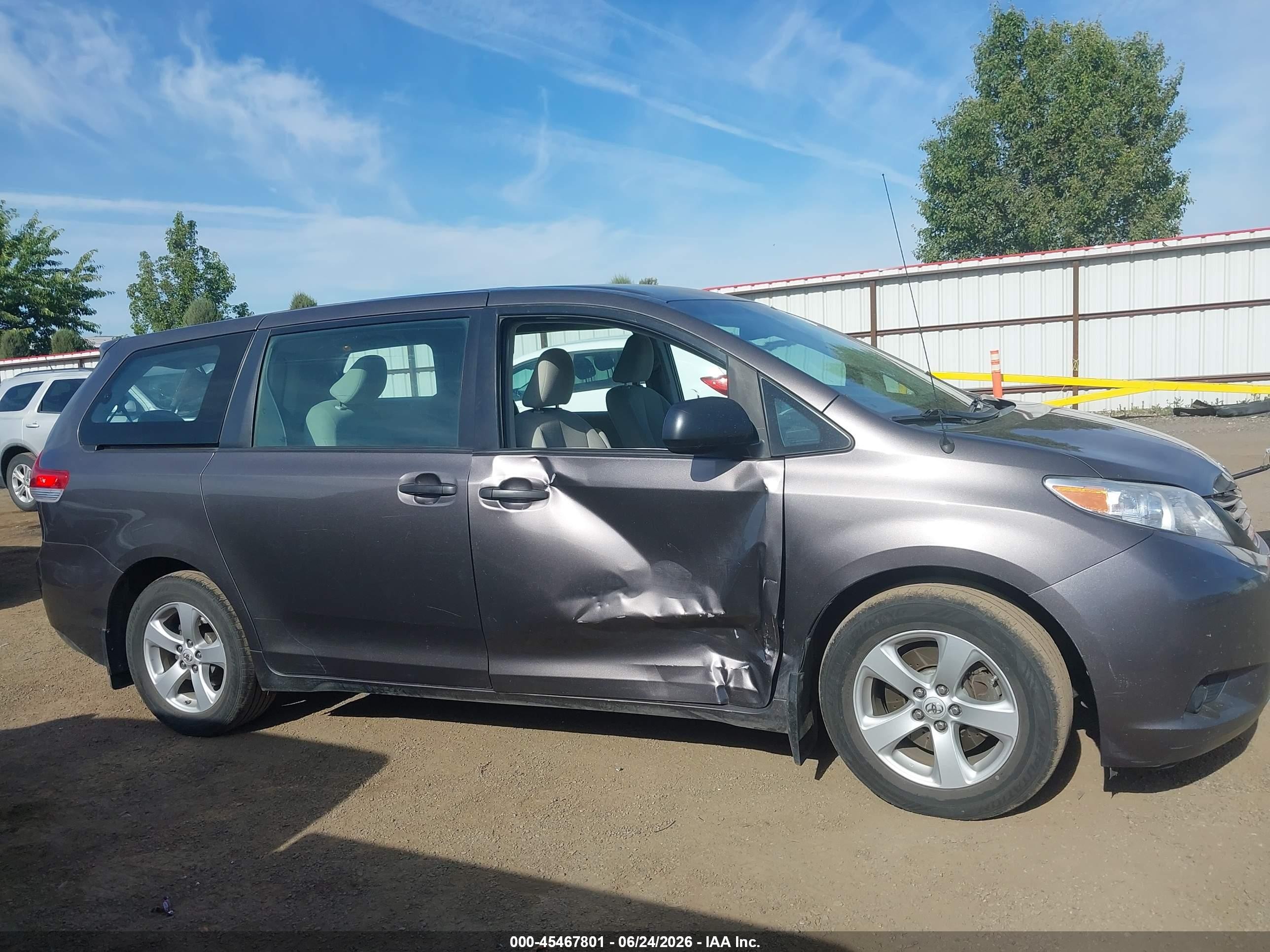 2012 Toyota Sienna Base V6 7 Passenger Серый vin: 5TDZK3DC2CS246301