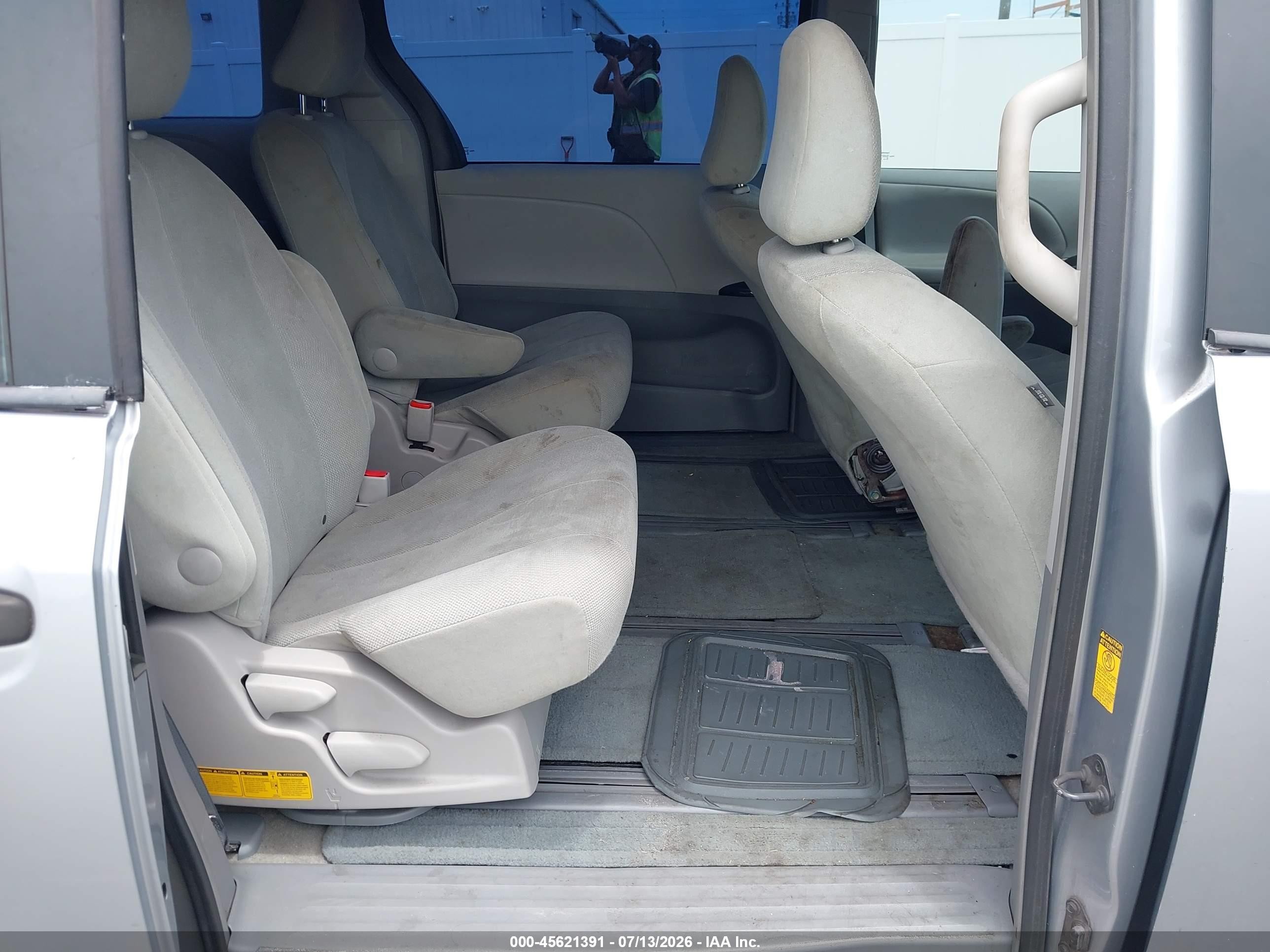 2014 Toyota Sienna L V6 7 Passenger Серебряный vin: 5TDZK3DC2ES486774