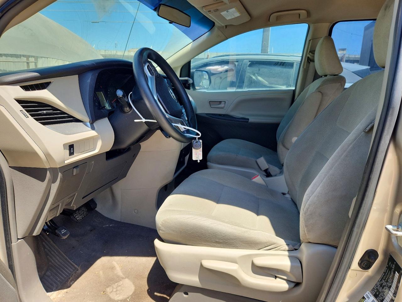 2015 Toyota Sienna L 7-passenger Beige vin: 5TDZK3DC2FS564441