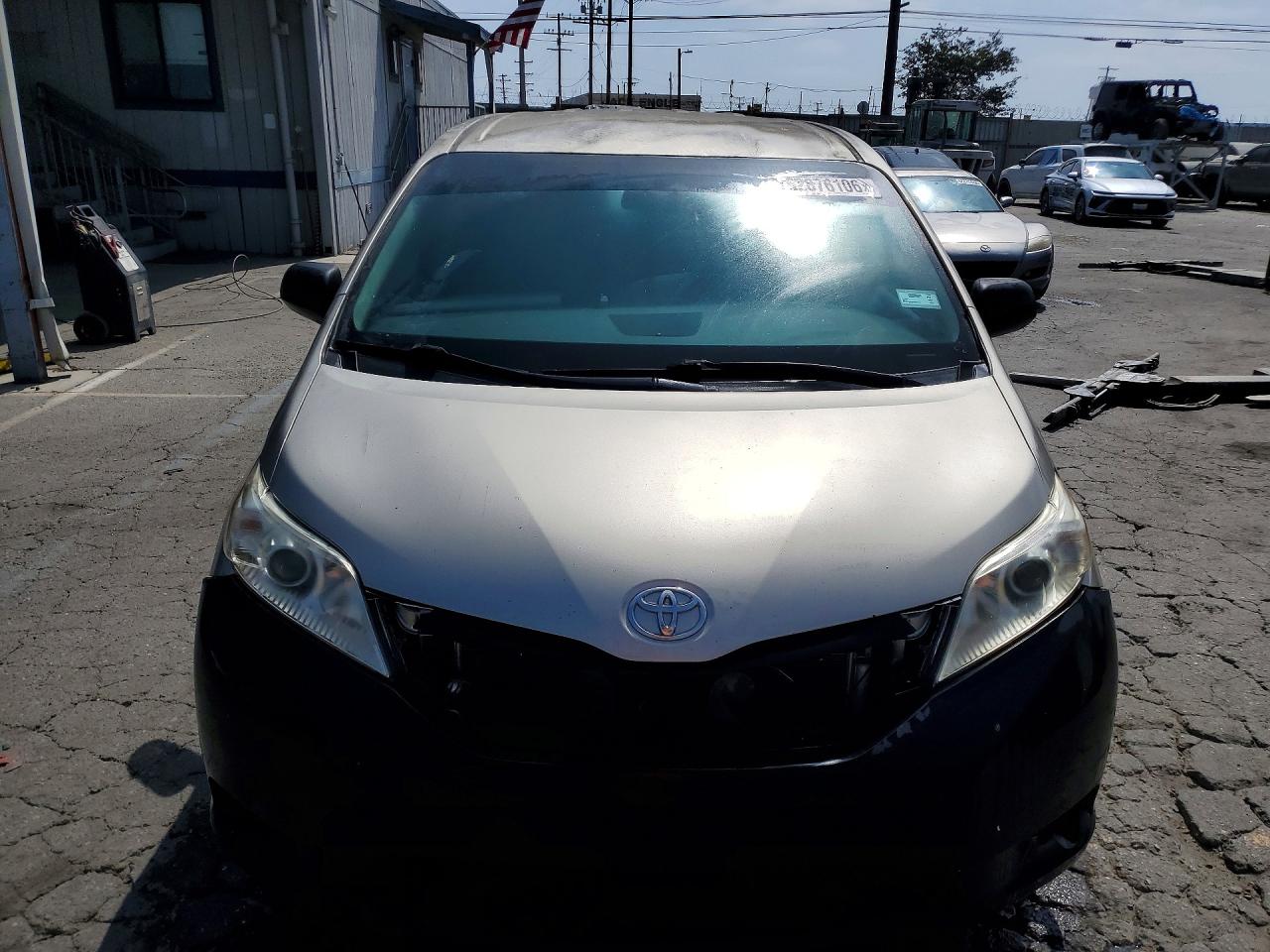 2015 Toyota Sienna L 7-passenger Beige vin: 5TDZK3DC2FS564441