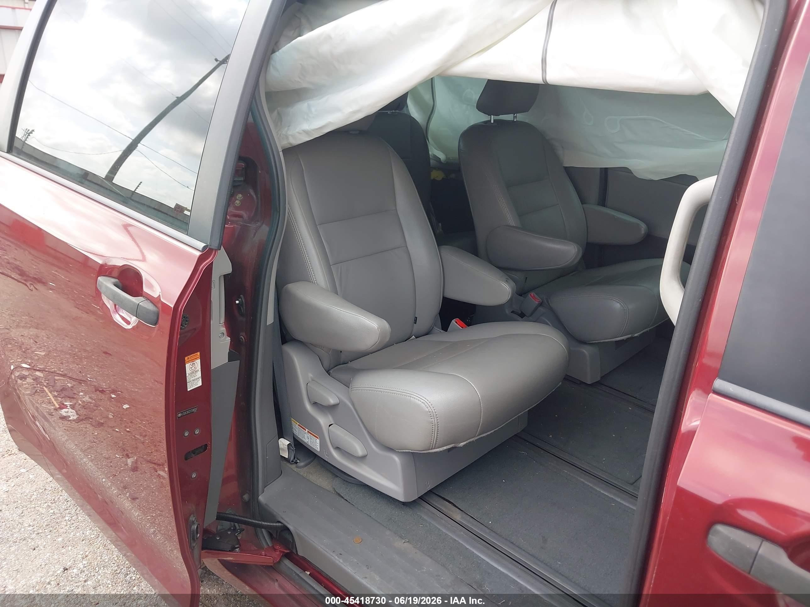 2015 Toyota Sienna L 7 Passenger Red vin: 5TDZK3DC2FS586097