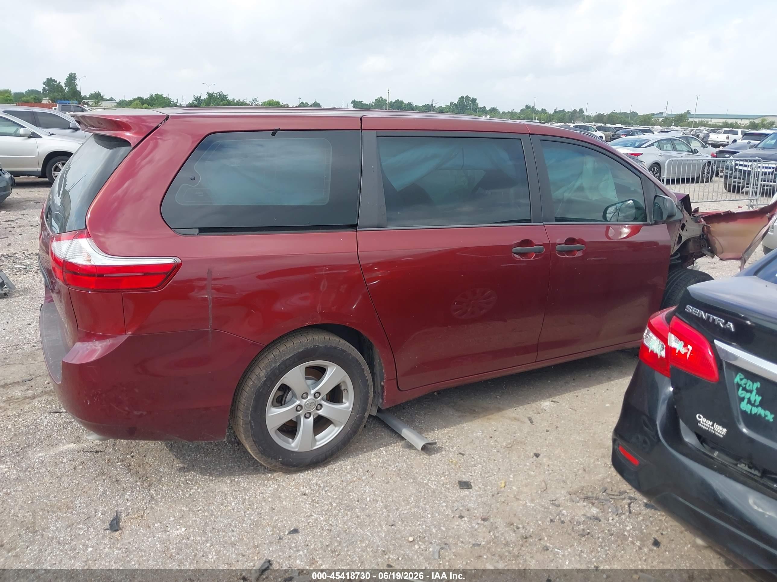 2015 Toyota Sienna L 7 Passenger Red vin: 5TDZK3DC2FS586097