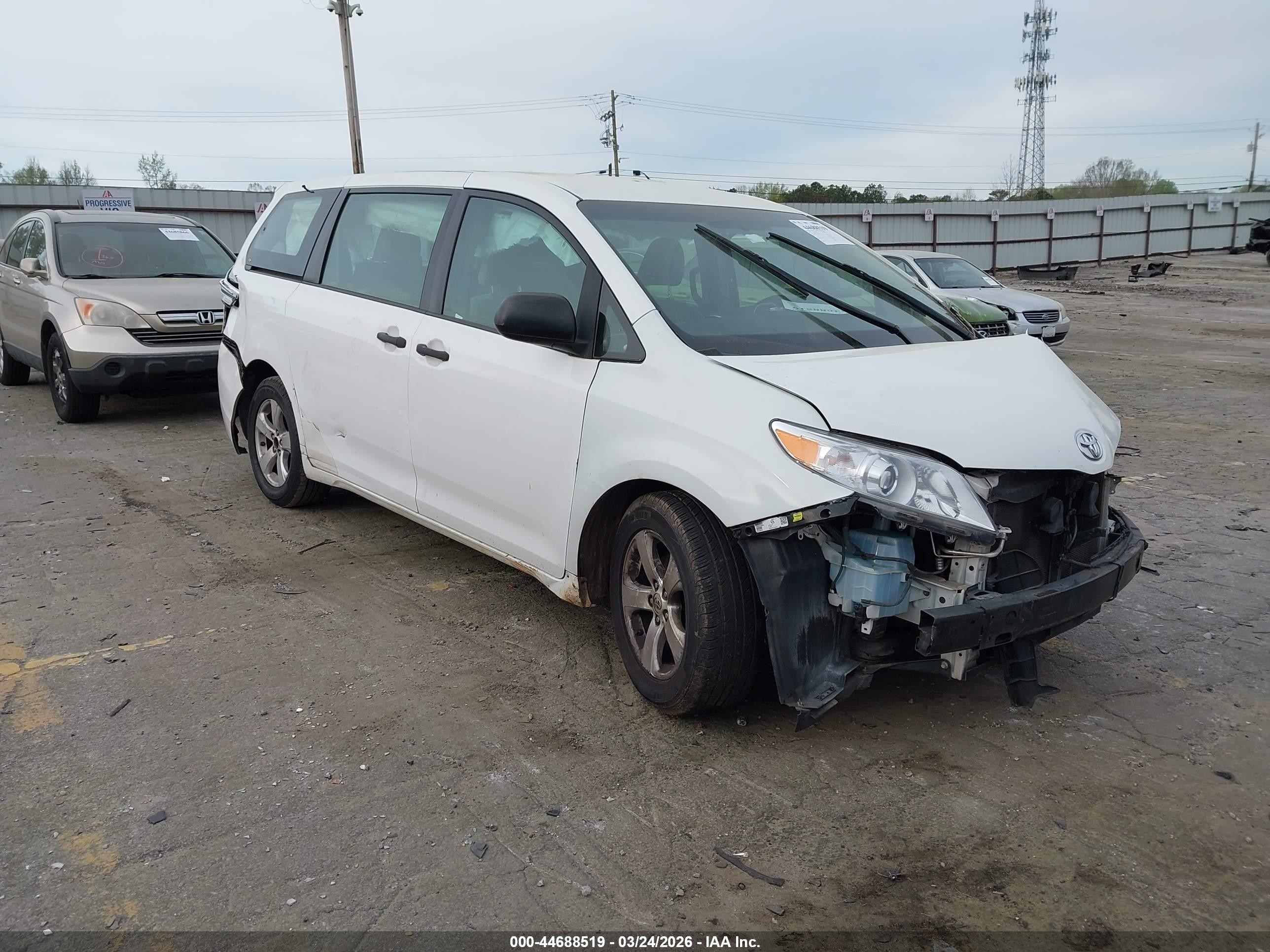 2015 Toyota Sienna L 7 Passenger White vin: 5TDZK3DC2FS600838