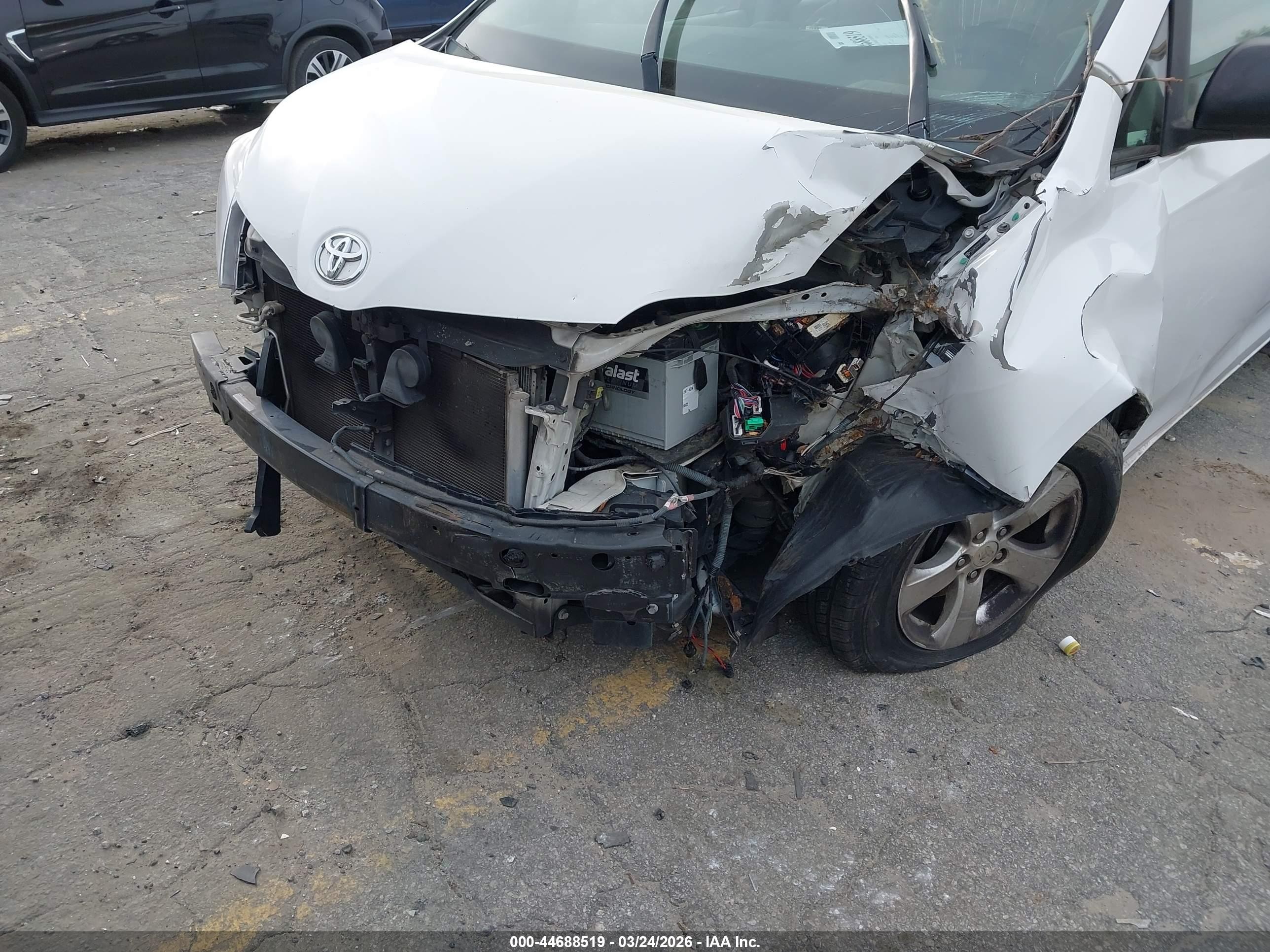 2015 Toyota Sienna L 7 Passenger White vin: 5TDZK3DC2FS600838