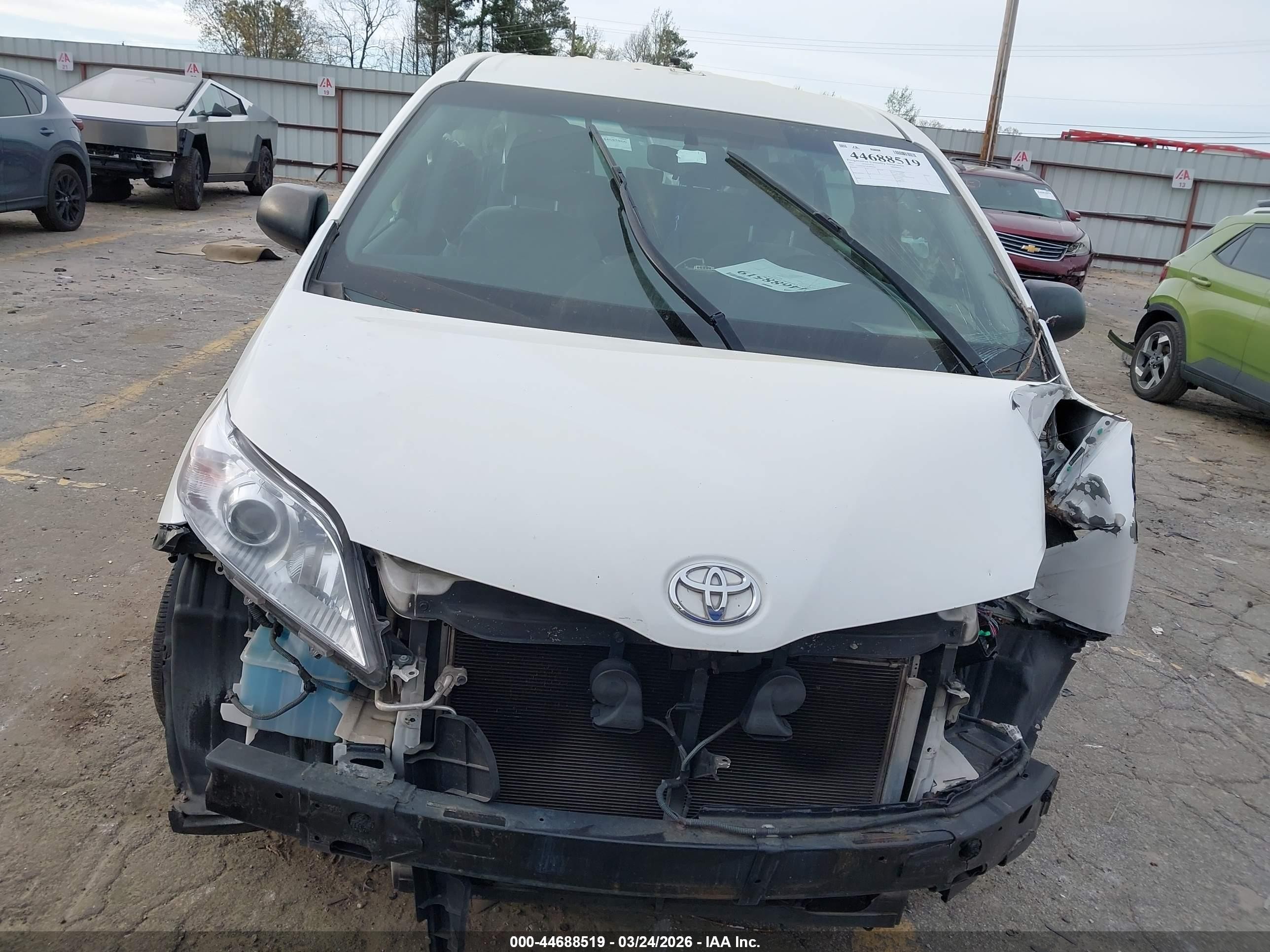 2015 Toyota Sienna L 7 Passenger White vin: 5TDZK3DC2FS600838