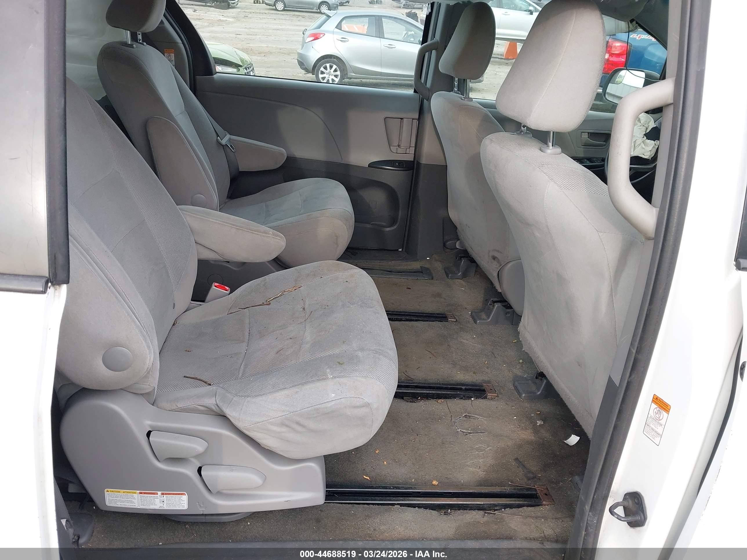 2015 Toyota Sienna L 7 Passenger White vin: 5TDZK3DC2FS600838