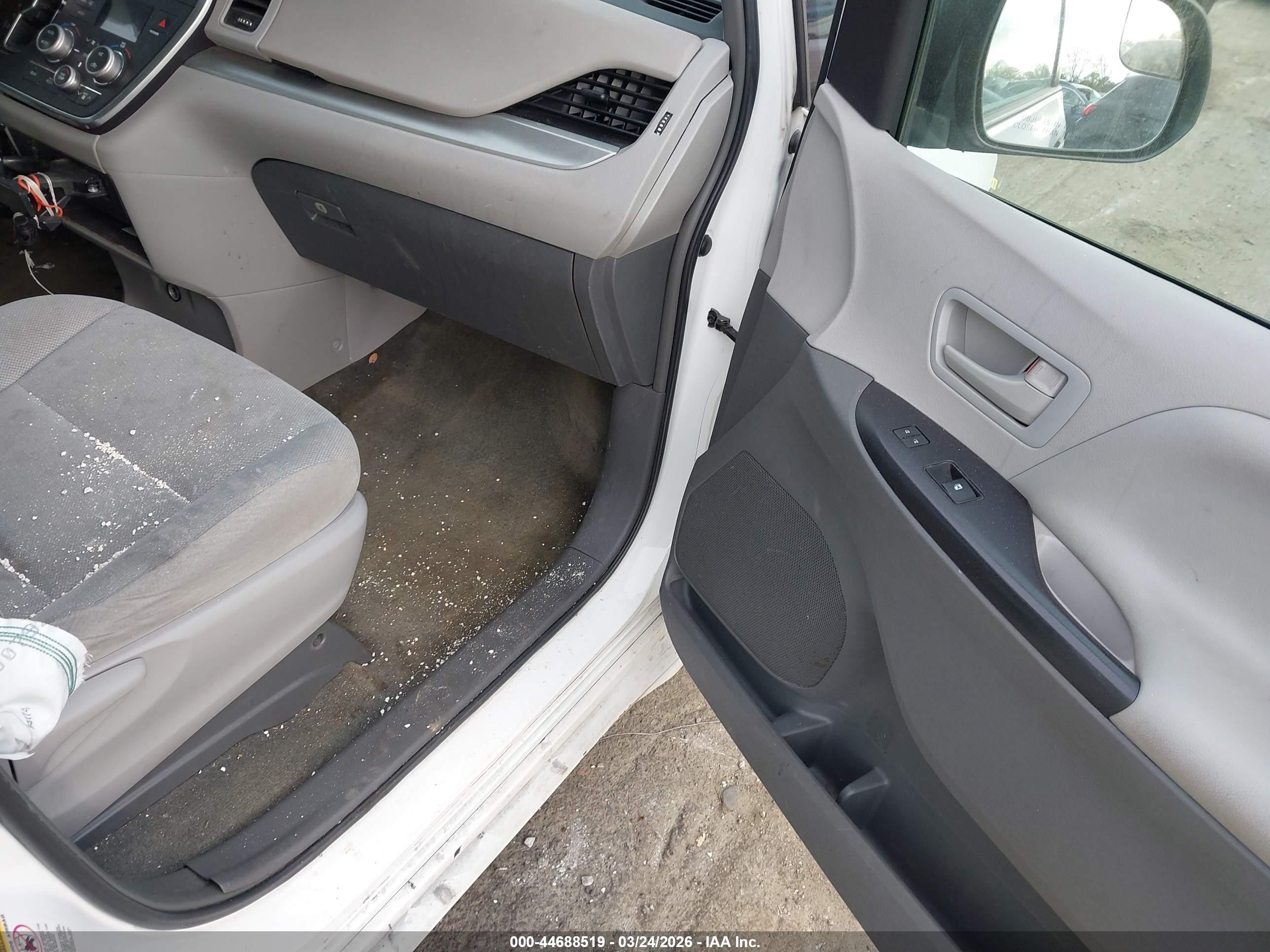 2015 Toyota Sienna L 7 Passenger White vin: 5TDZK3DC2FS600838