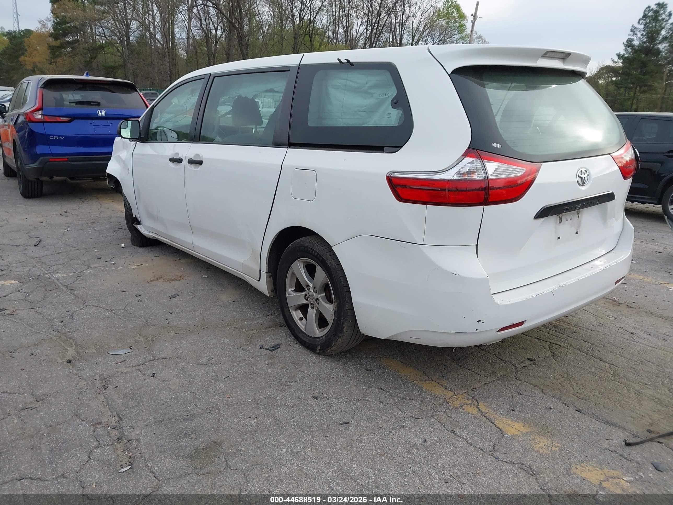 2015 Toyota Sienna L 7 Passenger White vin: 5TDZK3DC2FS600838