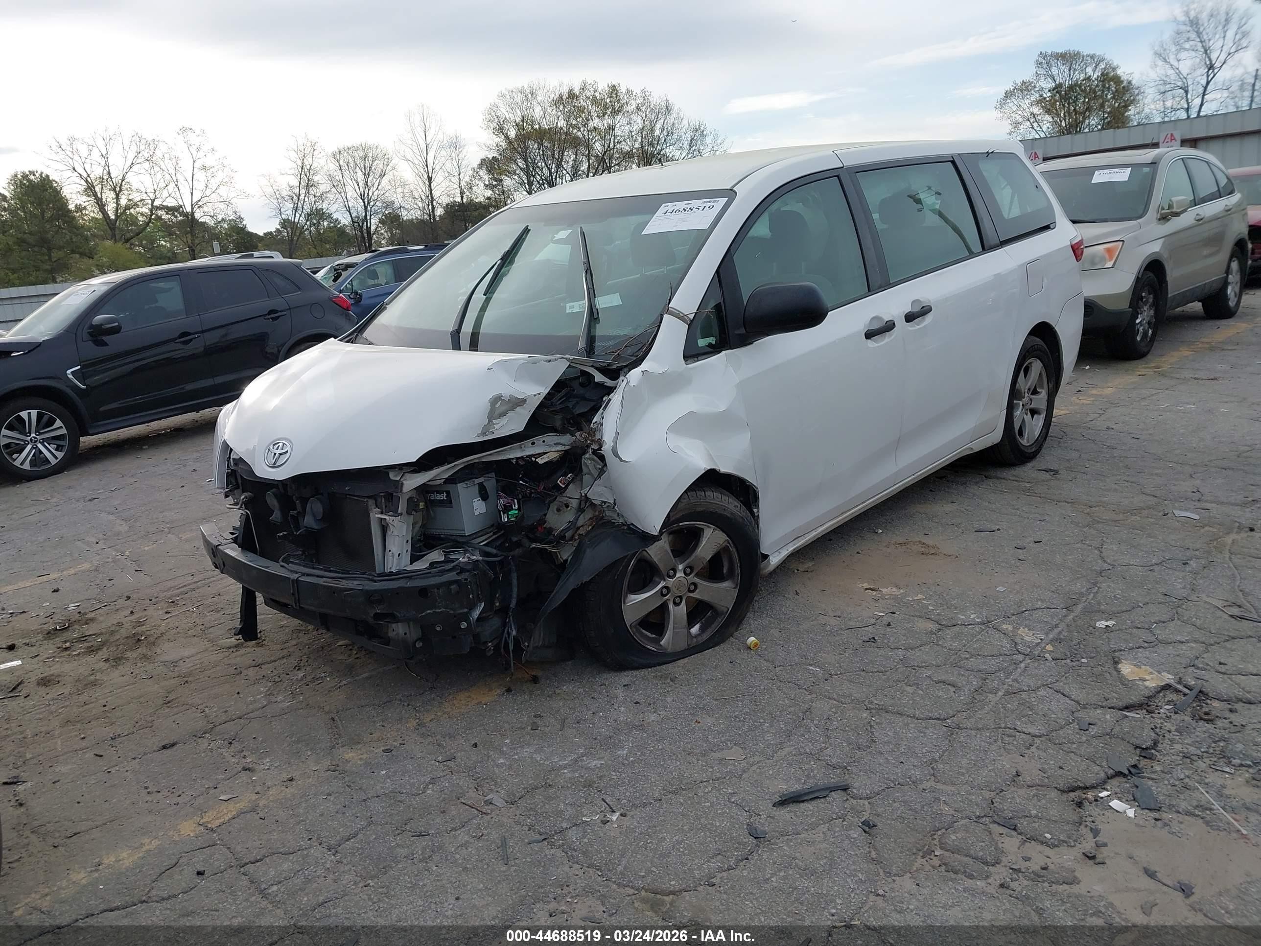 2015 Toyota Sienna L 7 Passenger White vin: 5TDZK3DC2FS600838