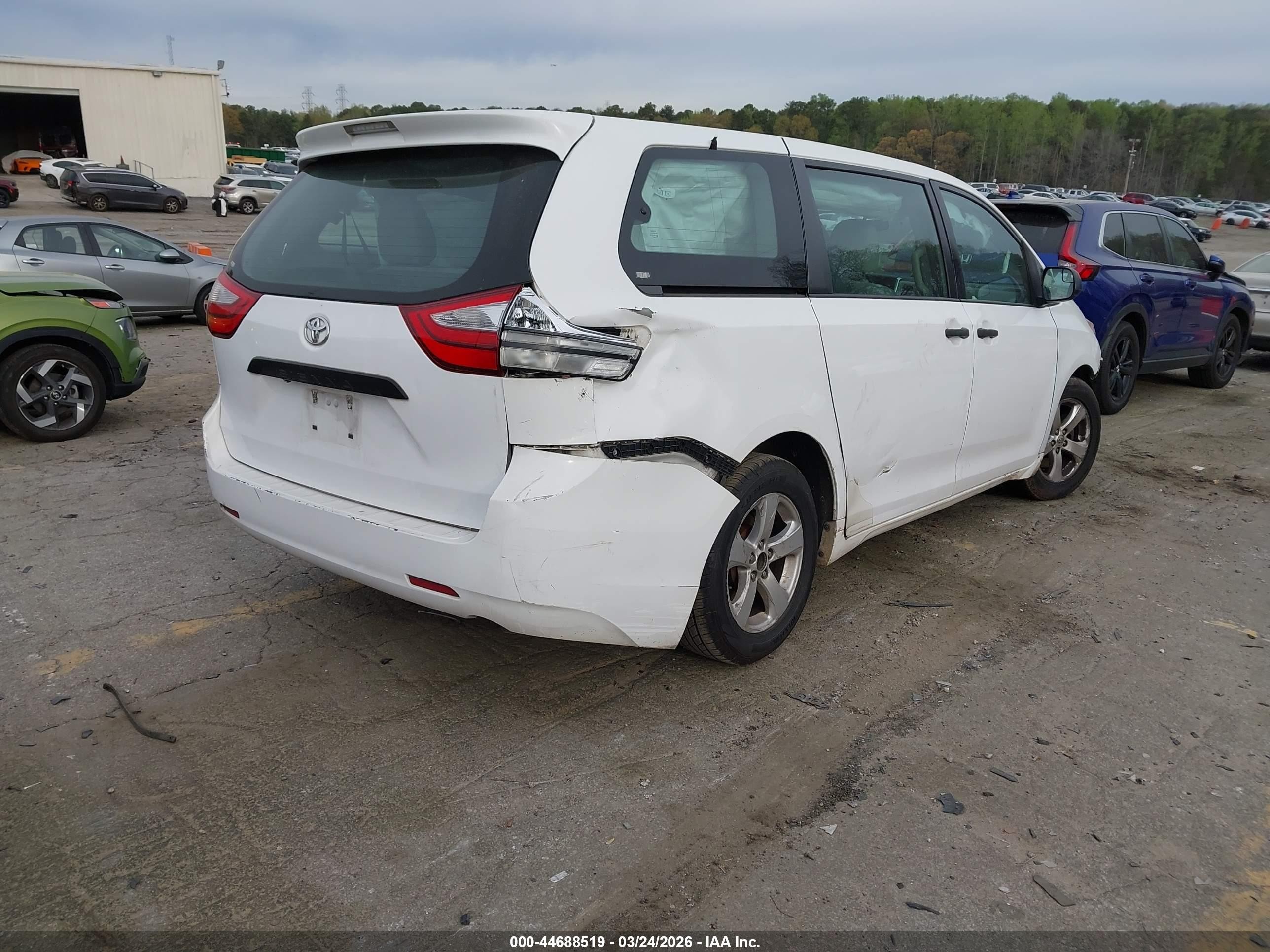 2015 Toyota Sienna L 7 Passenger White vin: 5TDZK3DC2FS600838