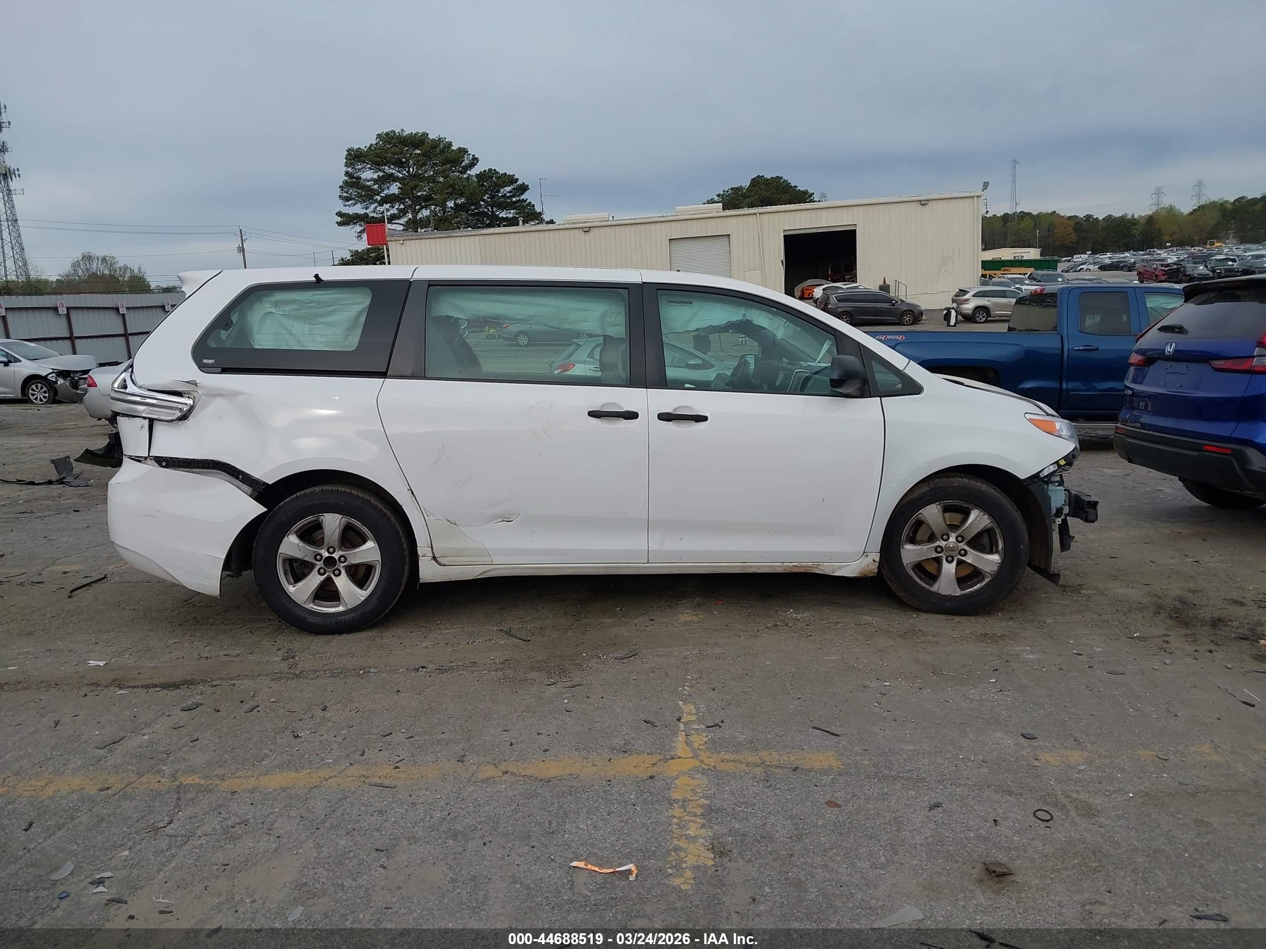 2015 Toyota Sienna L 7 Passenger White vin: 5TDZK3DC2FS600838