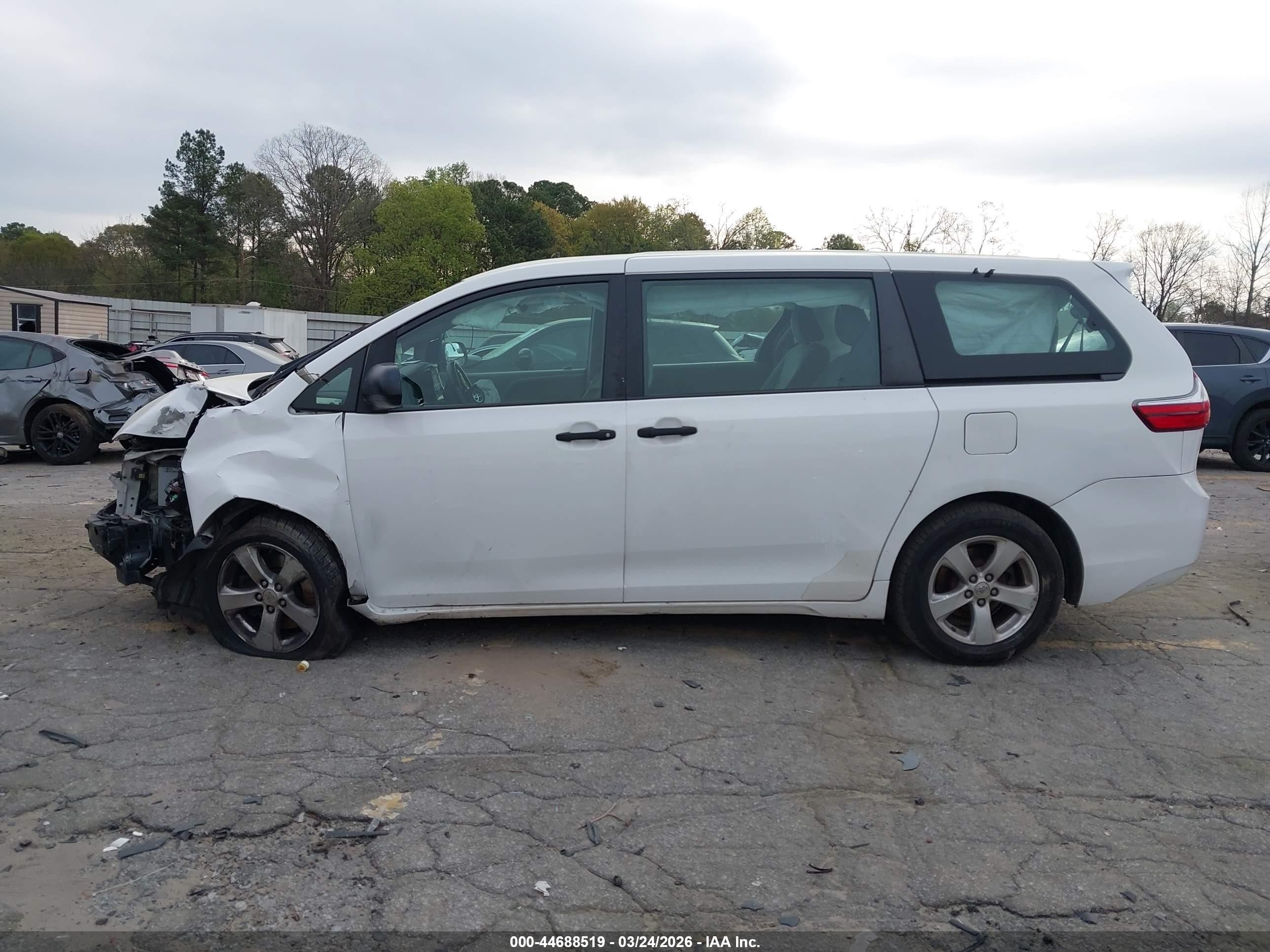 2015 Toyota Sienna L 7 Passenger White vin: 5TDZK3DC2FS600838