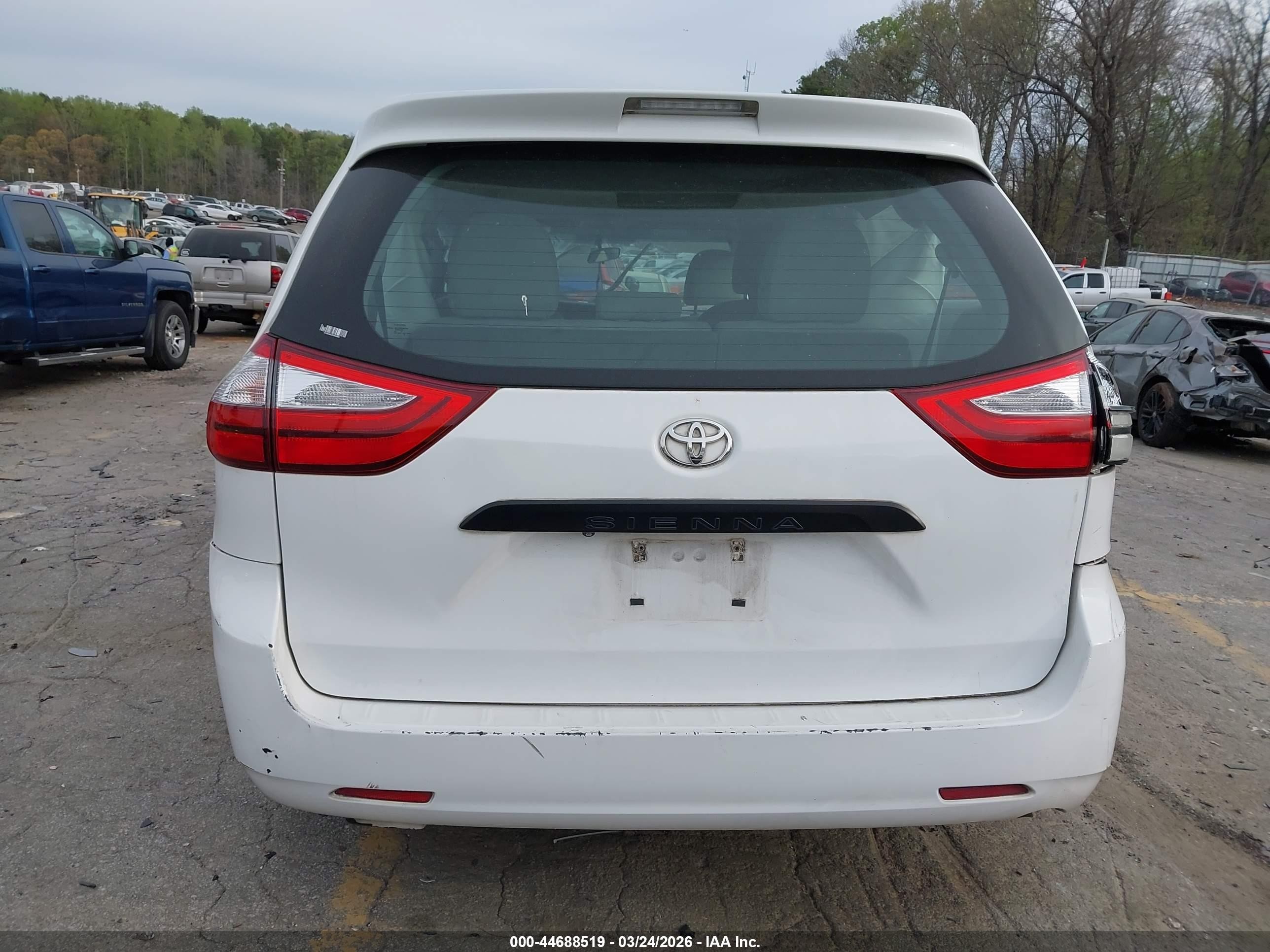 2015 Toyota Sienna L 7 Passenger White vin: 5TDZK3DC2FS600838