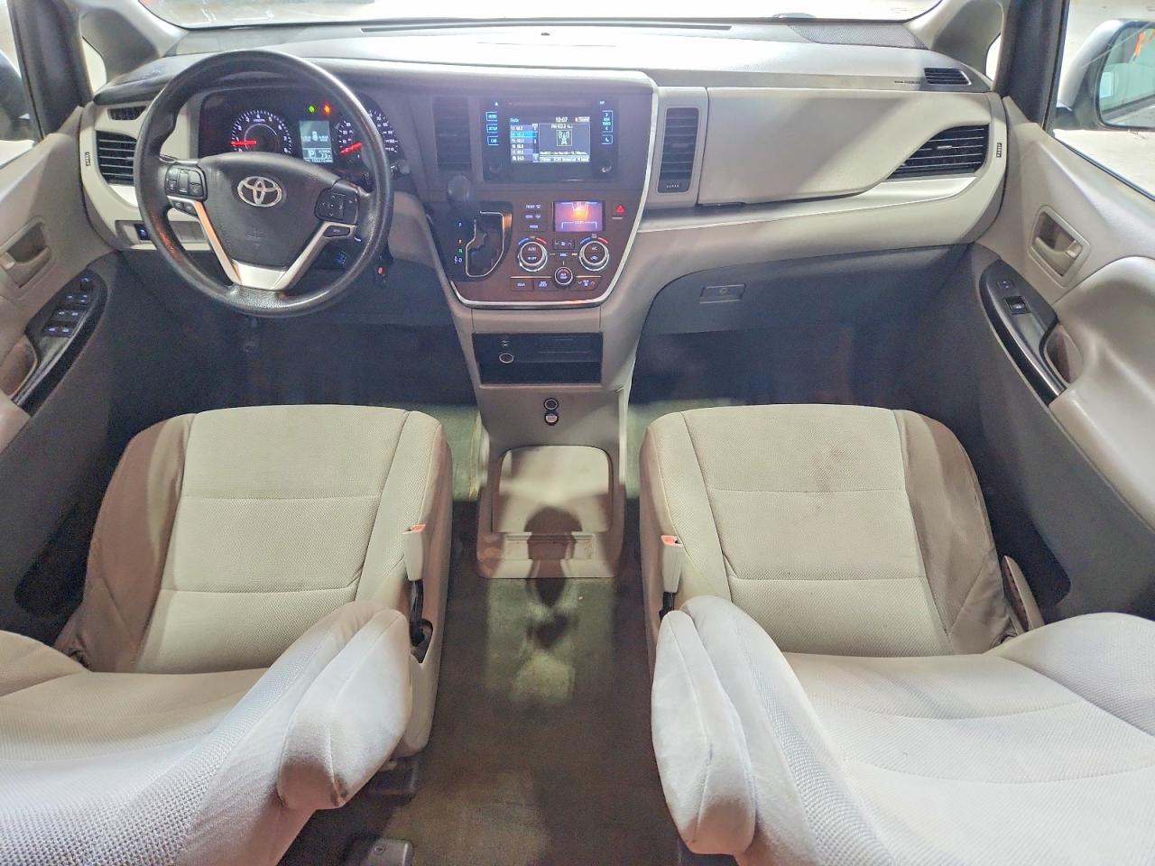 2015 Toyota Sienna L 7-passenger Silver vin: 5TDZK3DC2FS674969
