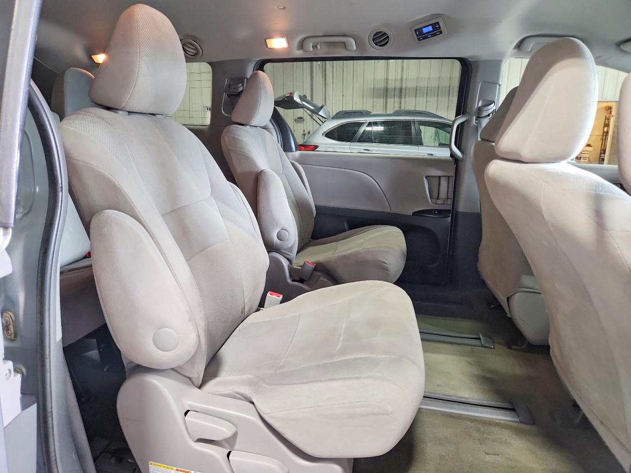 2015 Toyota Sienna L 7-passenger Silver vin: 5TDZK3DC2FS674969