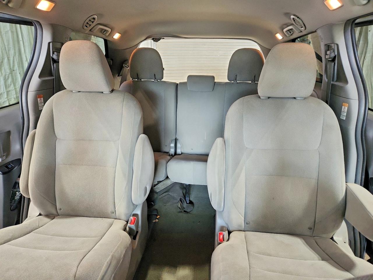 2015 Toyota Sienna L 7-passenger Silver vin: 5TDZK3DC2FS674969