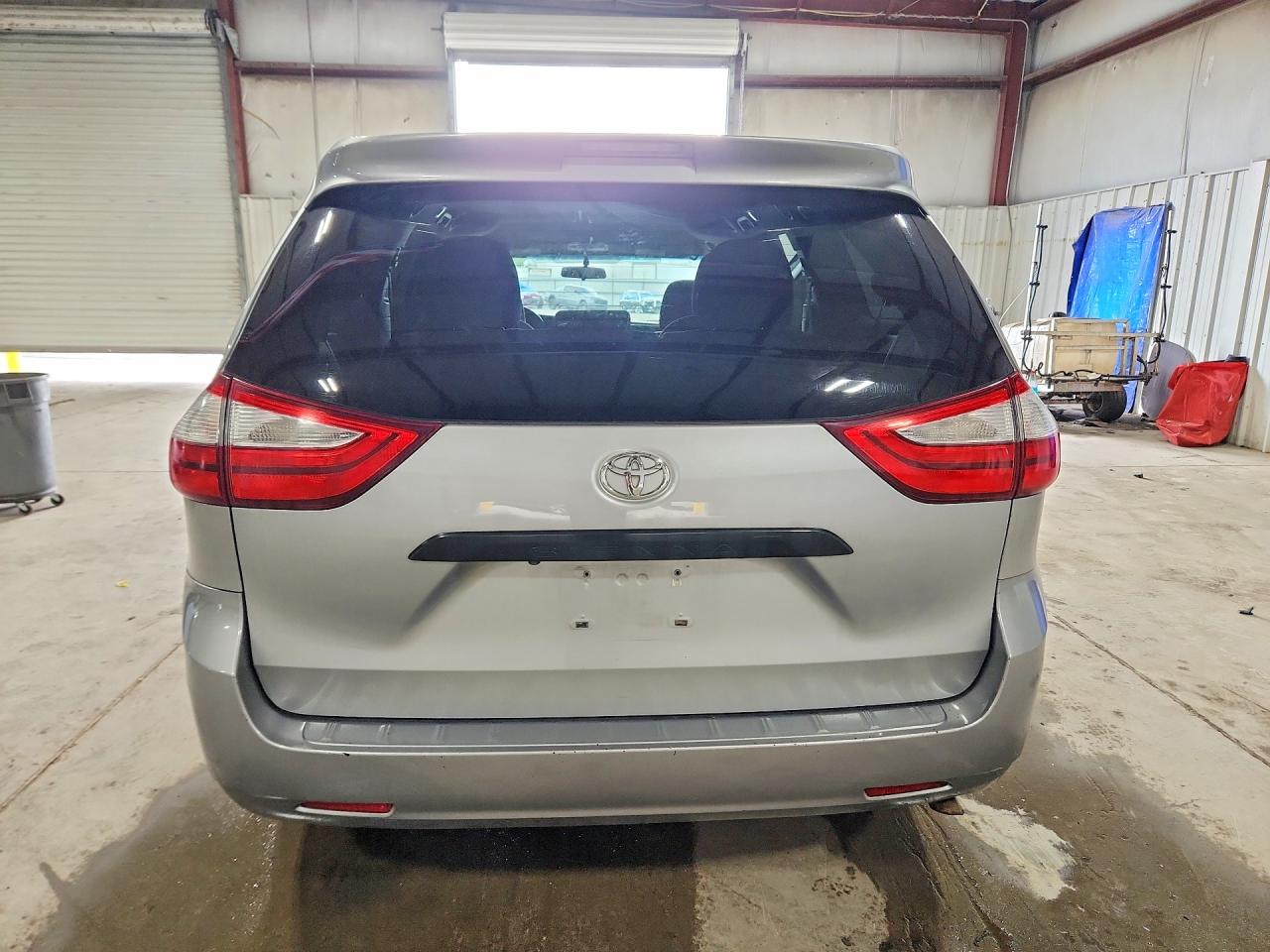 2015 Toyota Sienna L 7-passenger Silver vin: 5TDZK3DC2FS674969