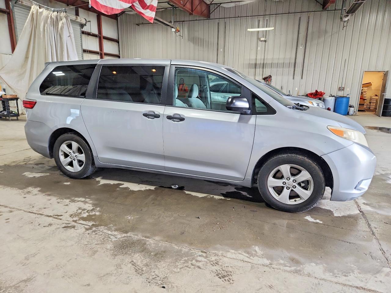2015 Toyota Sienna L 7-passenger Silver vin: 5TDZK3DC2FS674969