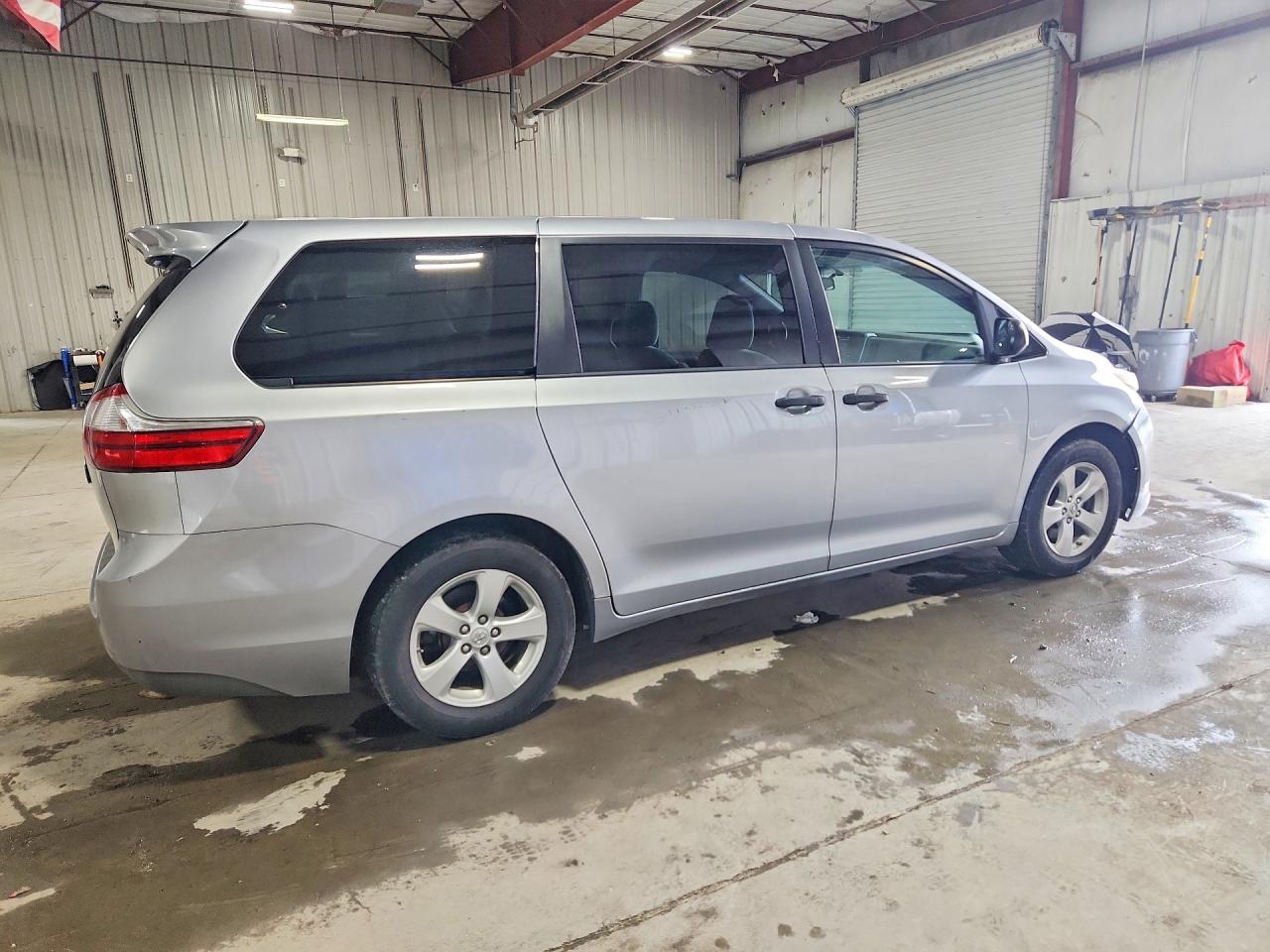 2015 Toyota Sienna L 7-passenger Silver vin: 5TDZK3DC2FS674969