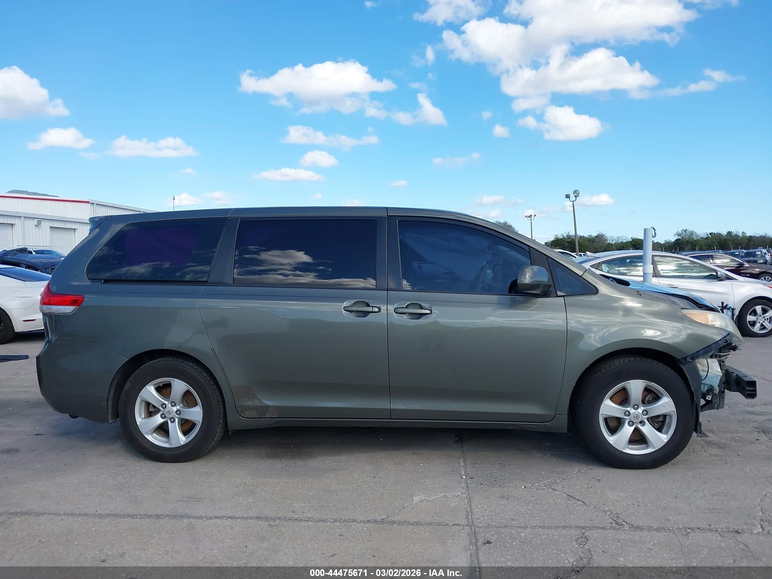 2011 Toyota Sienna Base V6 Серый vin: 5TDZK3DC3BS148330