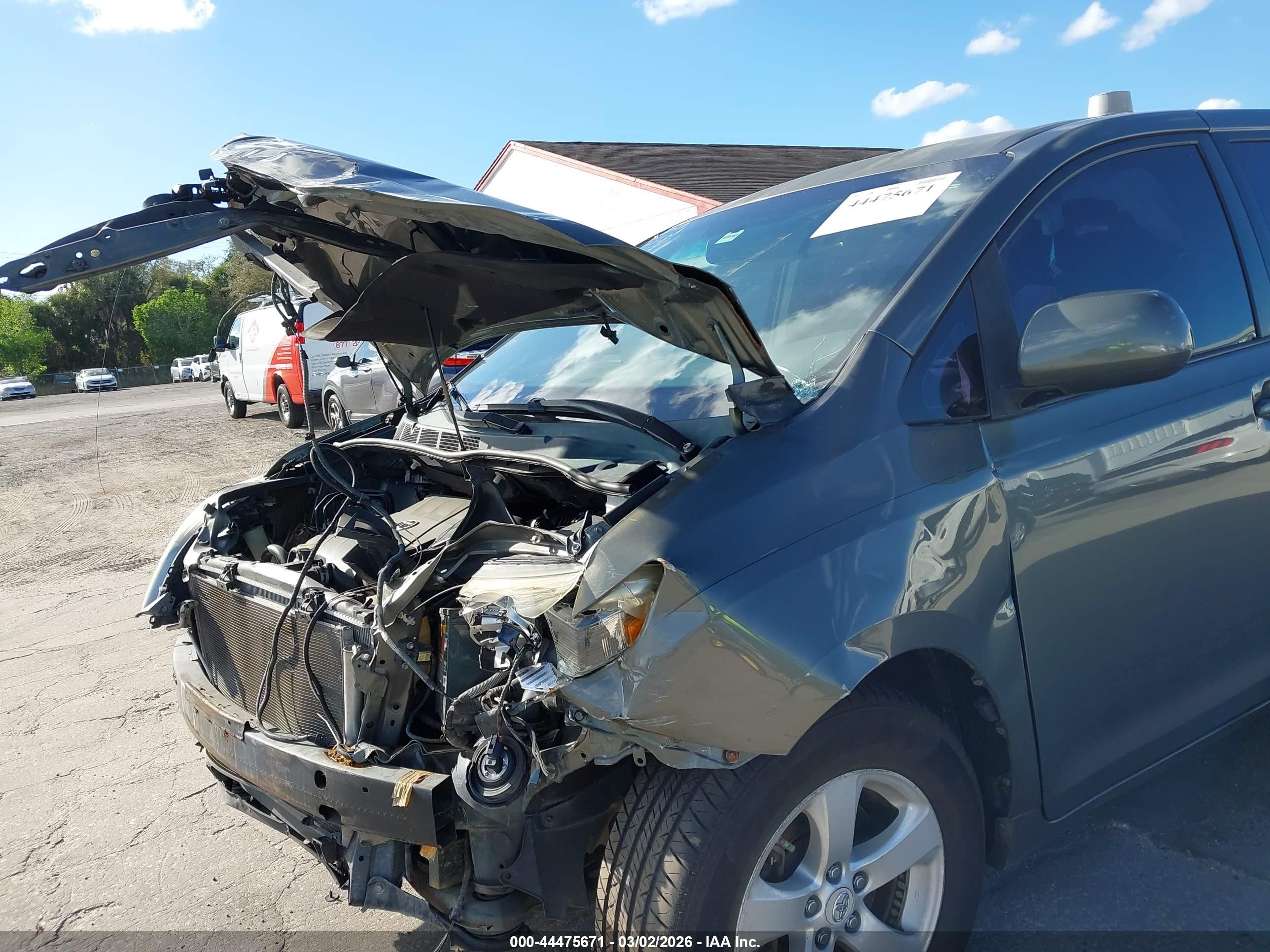 2011 Toyota Sienna Base V6 Серый vin: 5TDZK3DC3BS148330