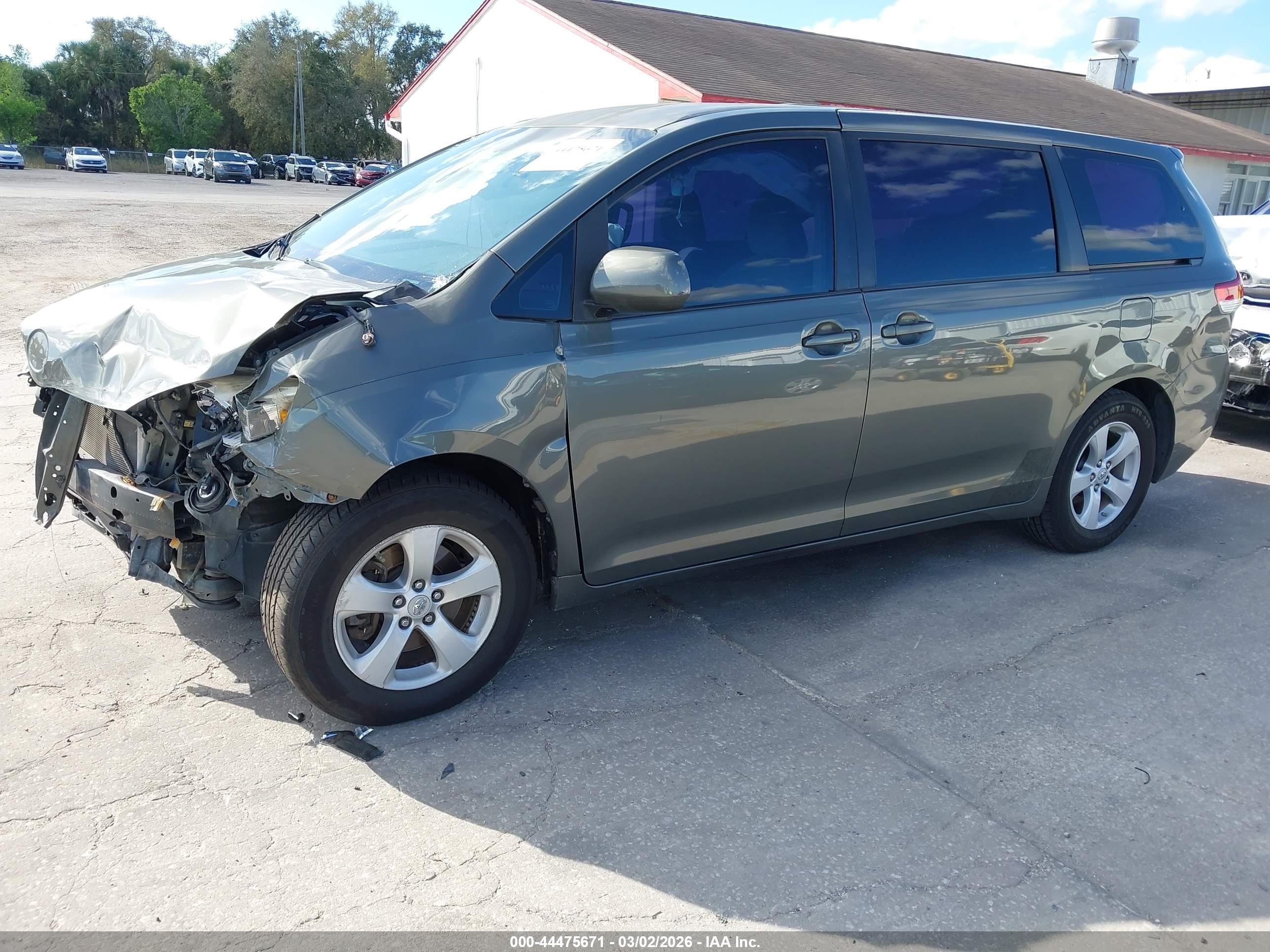2011 Toyota Sienna Base V6 Серый vin: 5TDZK3DC3BS148330